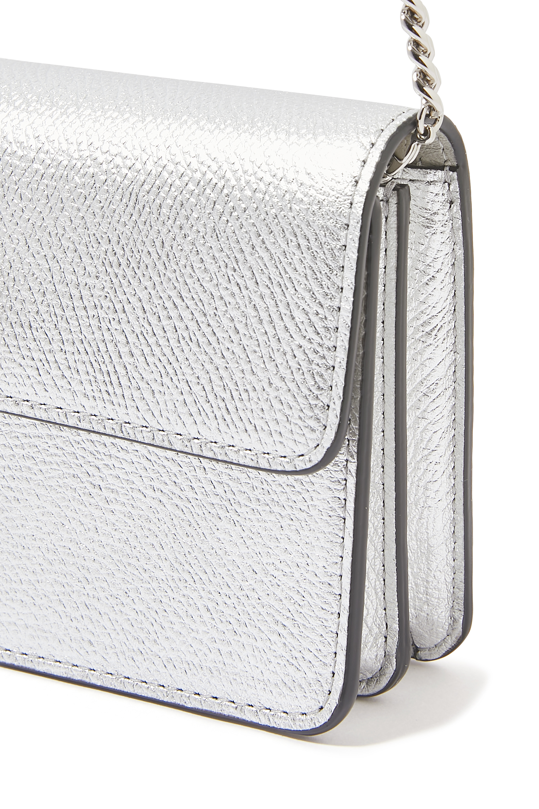 محفظة بسلسلة وحلية شعار V