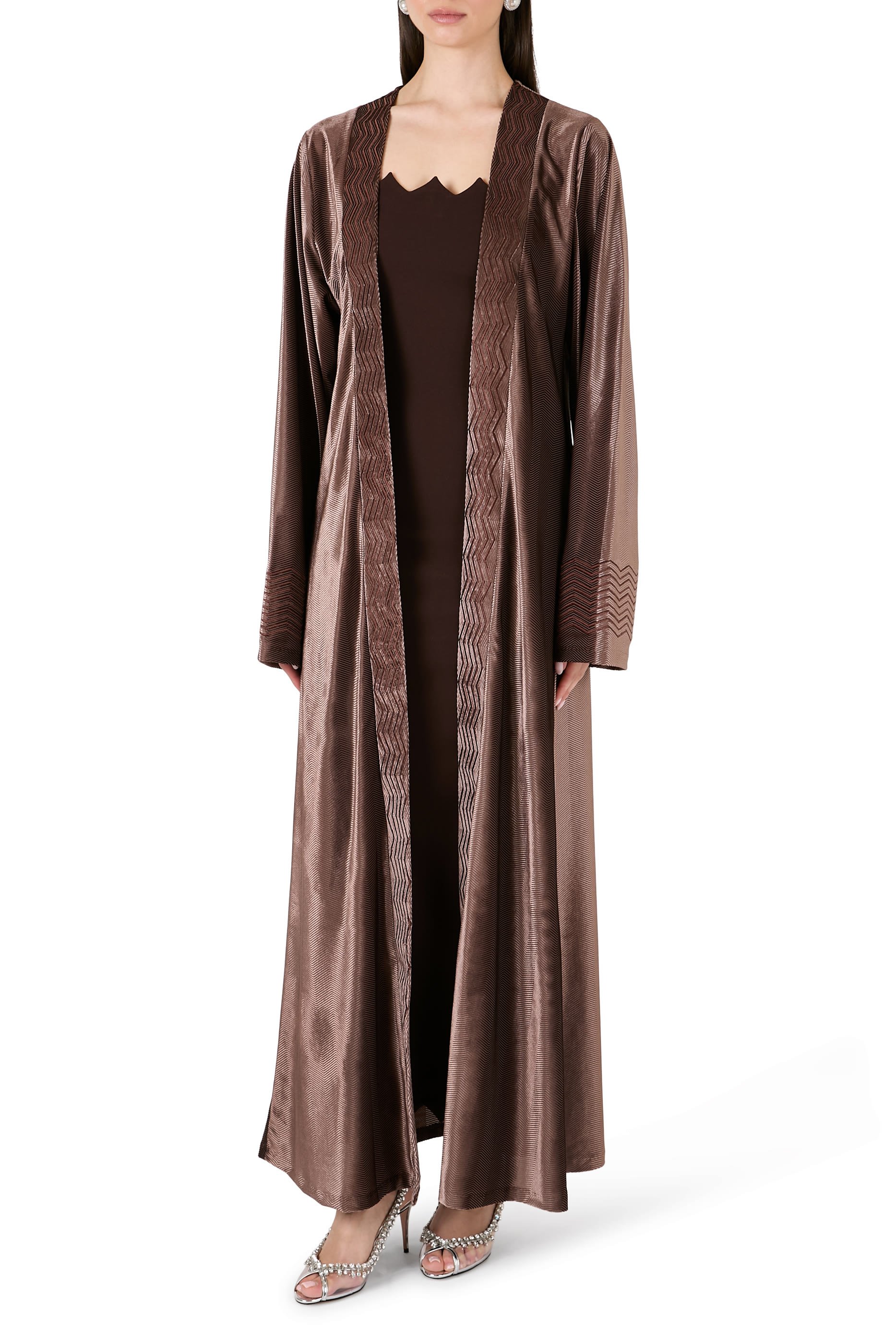 طقم فستان وعباية بنقشة متعرجة