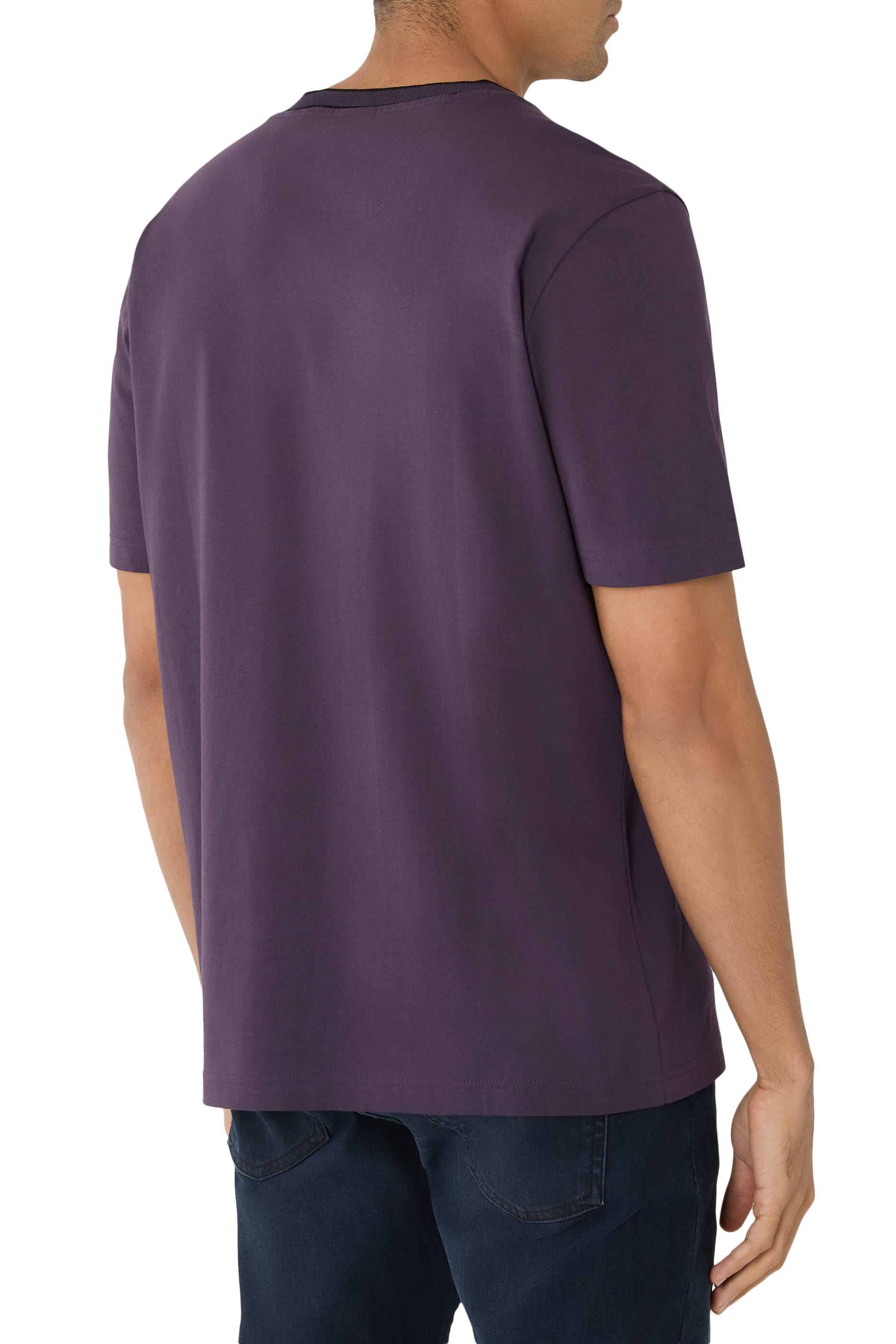 تيشيرت بأكمام قصيرة