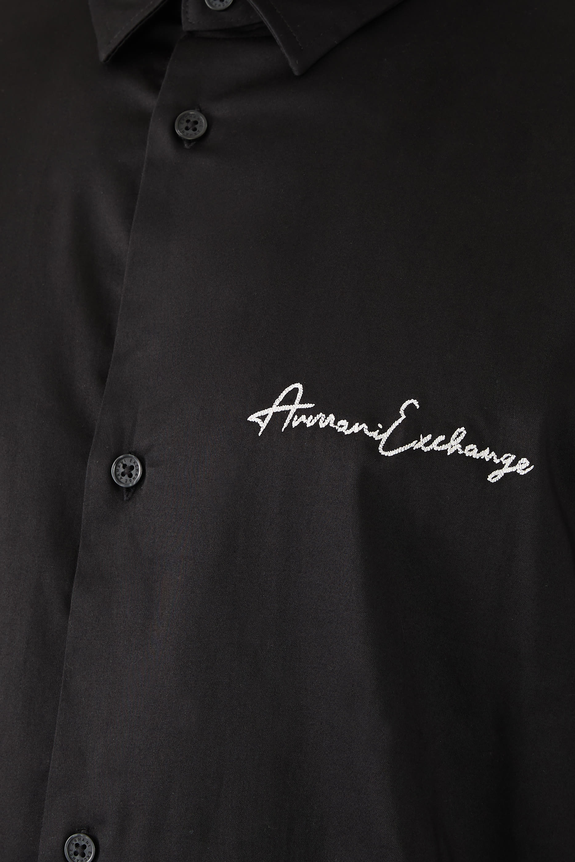 قميص بشعار الماركة