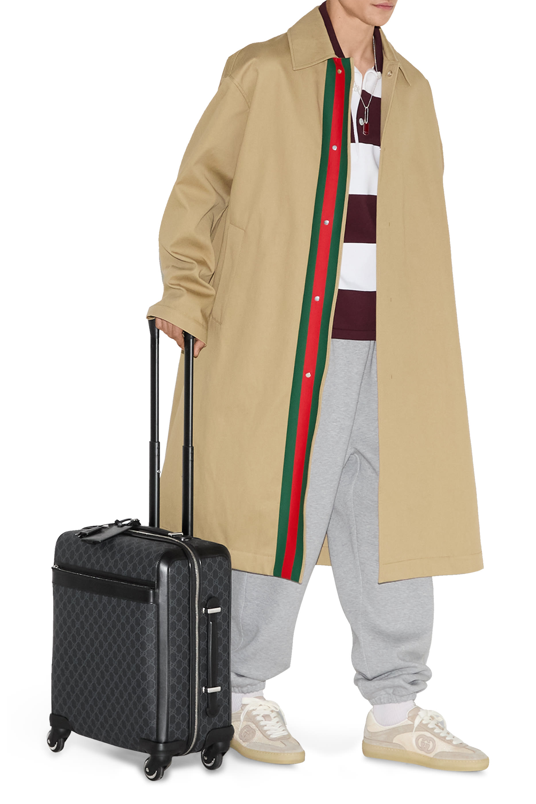 حقيبة سفر بعجلات صغيرة بشعار الماركة