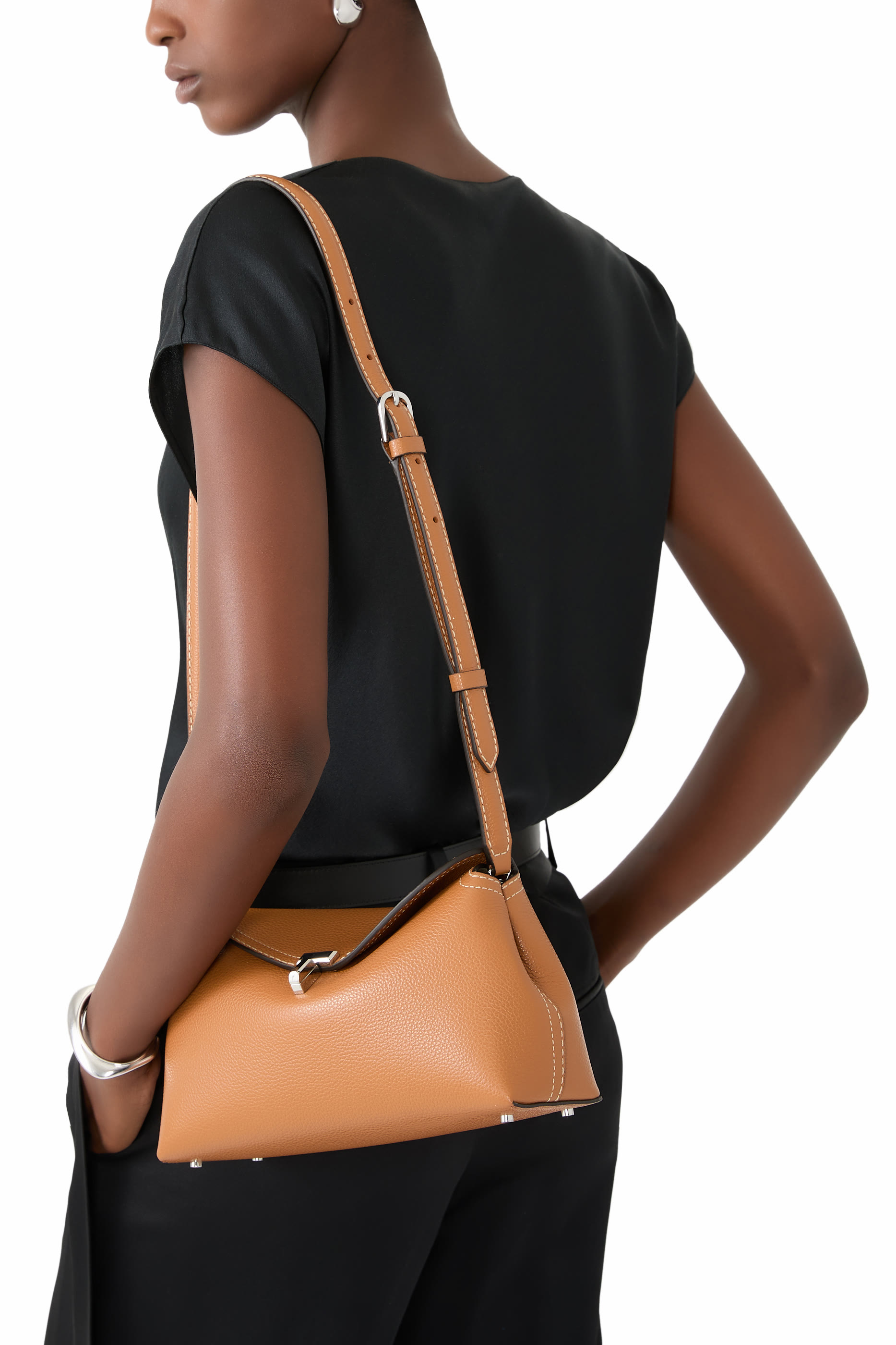 حقيبة كلاتش بقفل على شكل حرف T جلد بارز الملمس