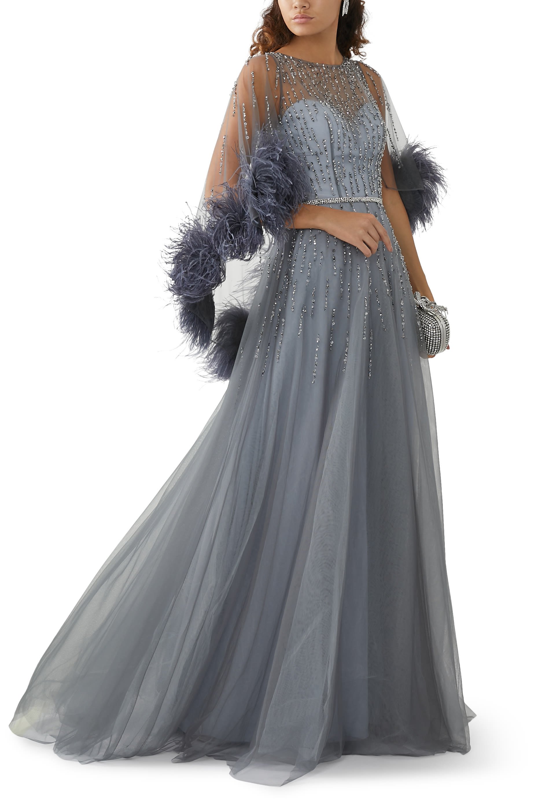 فستان مرصع بأحجار ومزين بريش