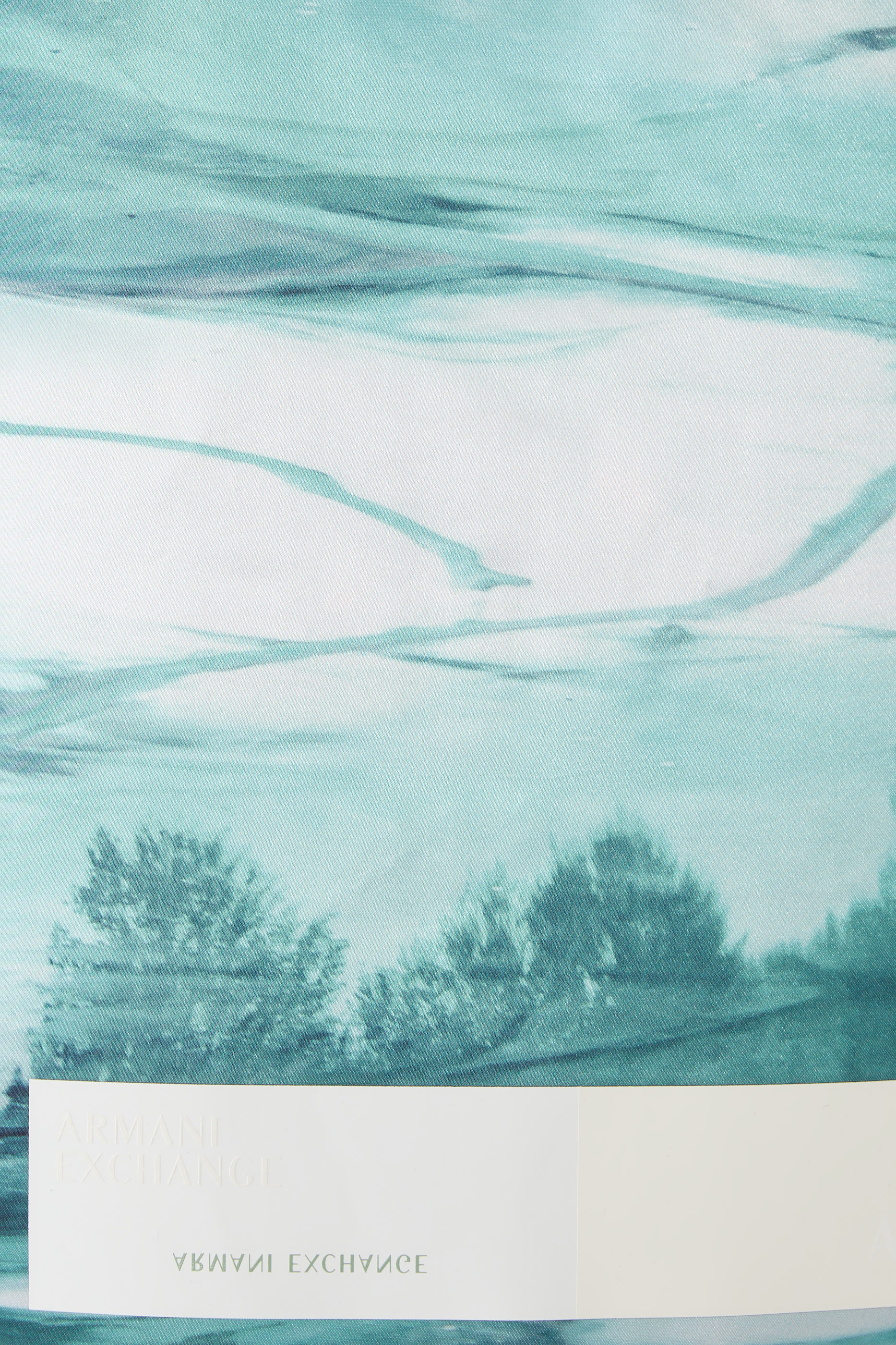 تيشيرت بنقشة في الخلف وأكمام قصيرة