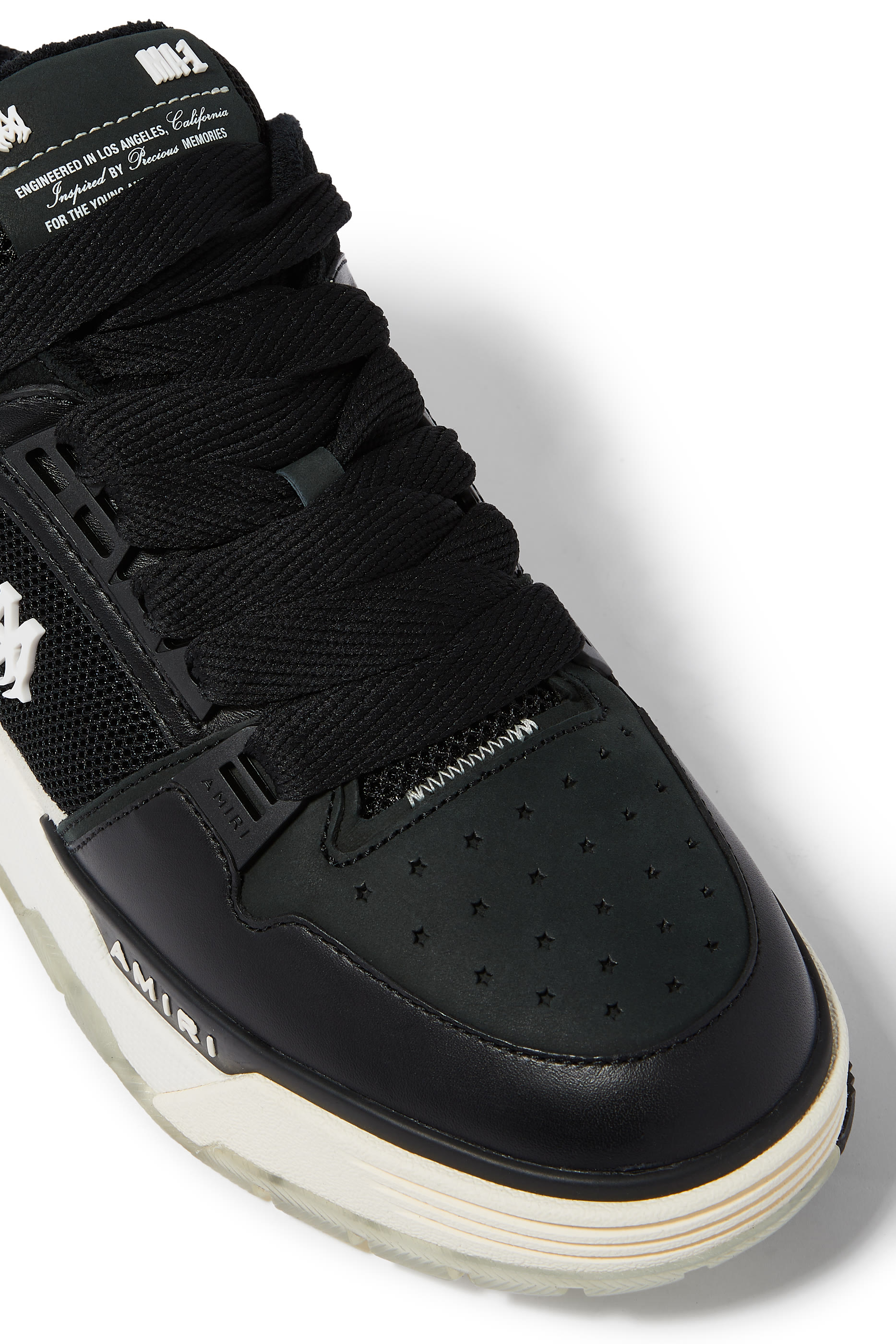 سنيكرز ام ايه-1 بأجزاء من جلد