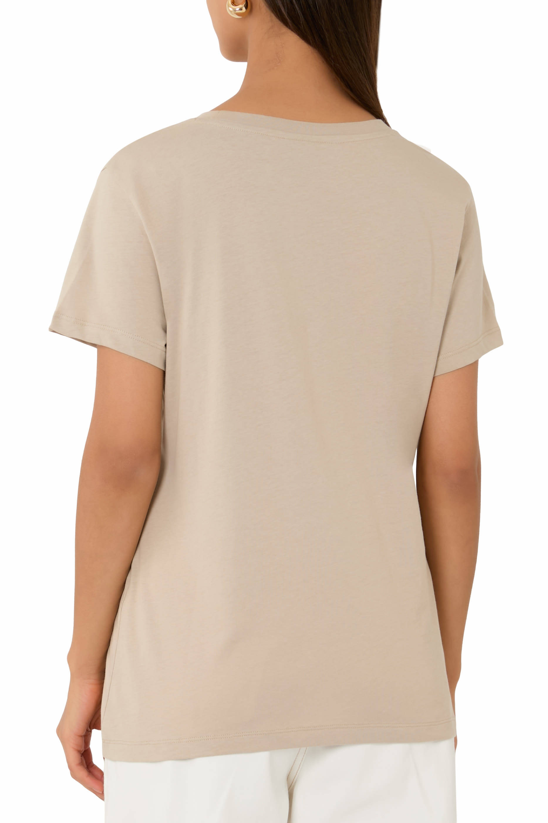 تيشيرت بقصة عادية وشعار الماركة