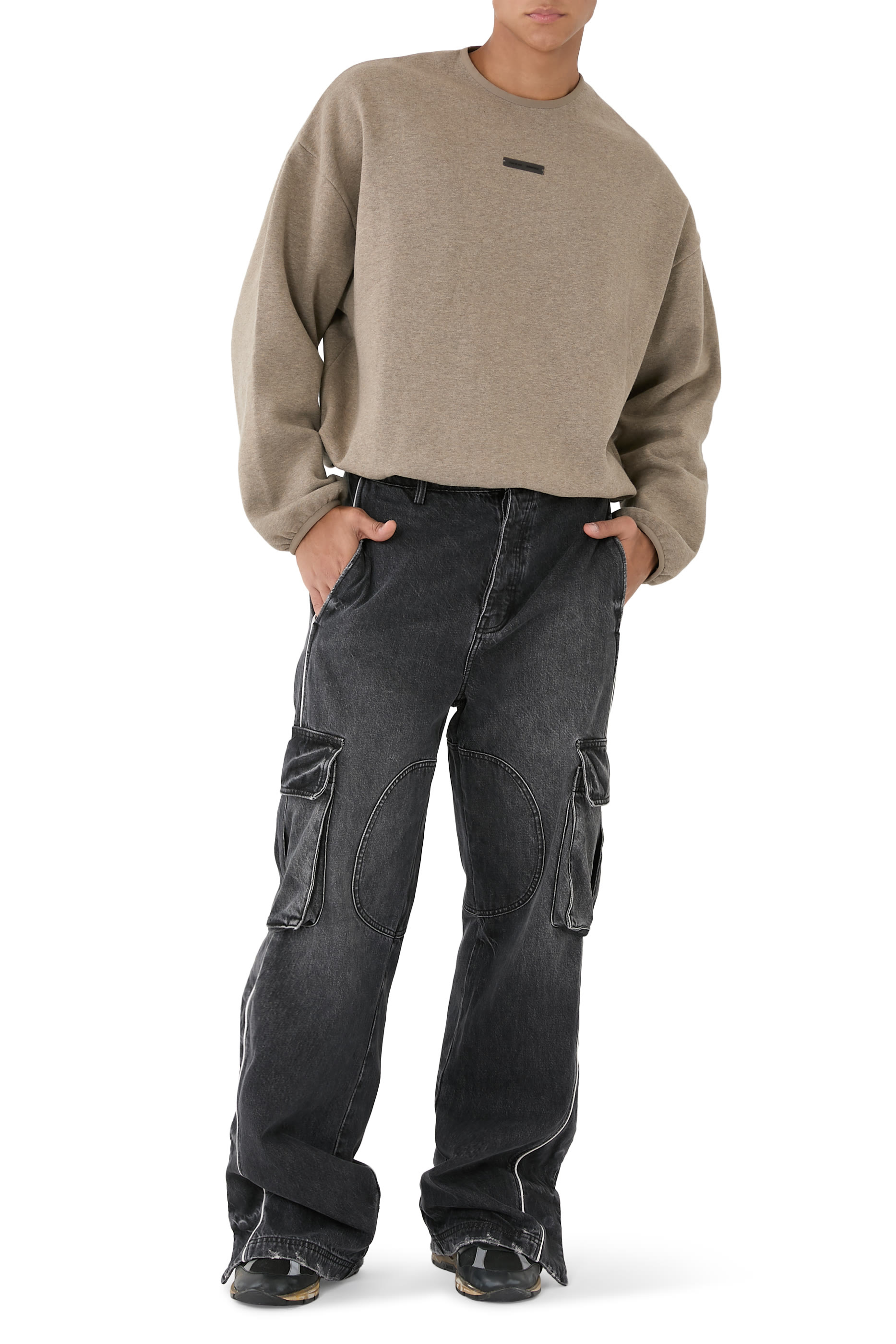 سويت شيرت بياقة ضيقة وقصة عصرية