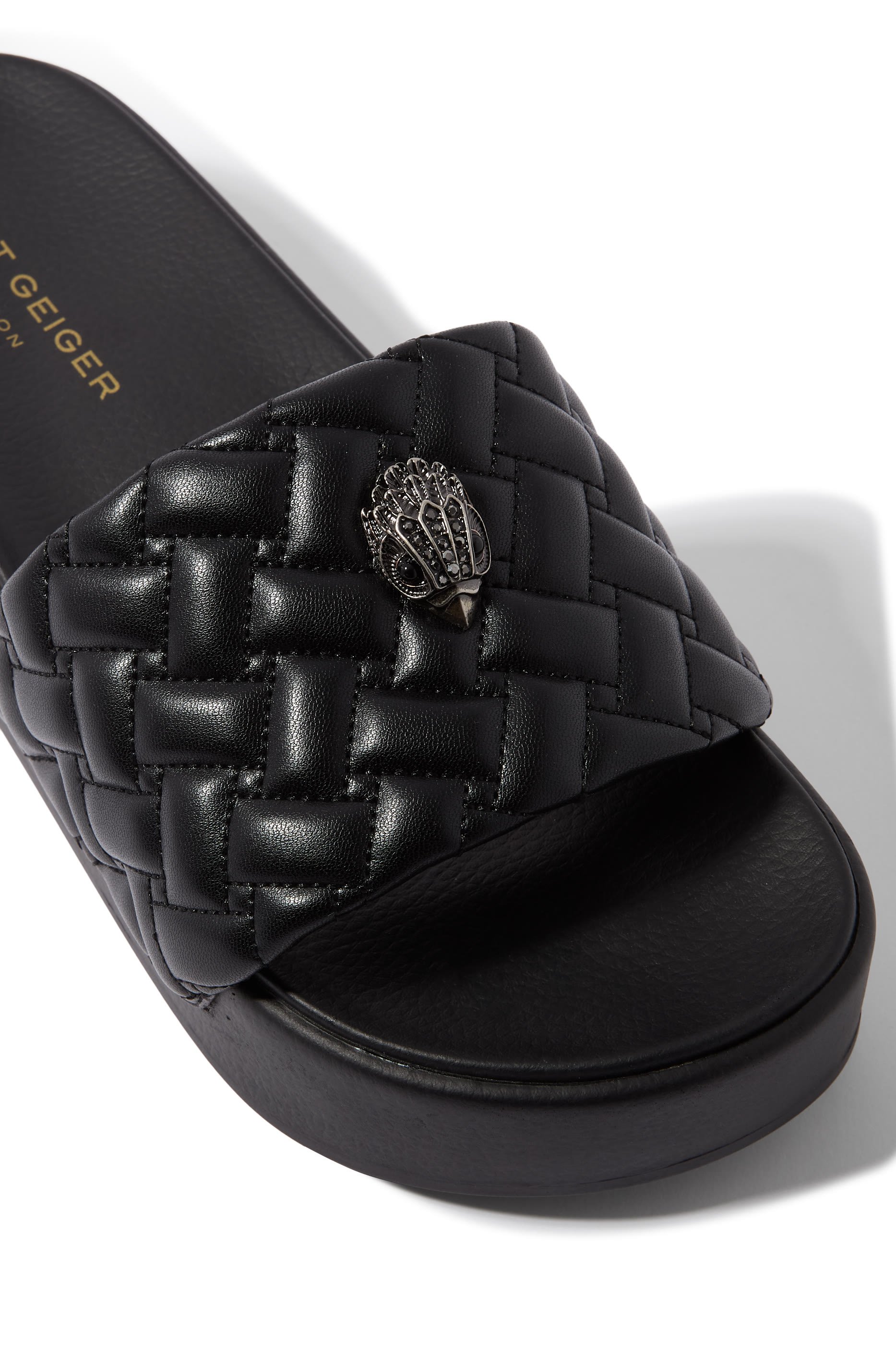 حذاء خفيف مينا بنعل سميك وحلية شعار الماركة