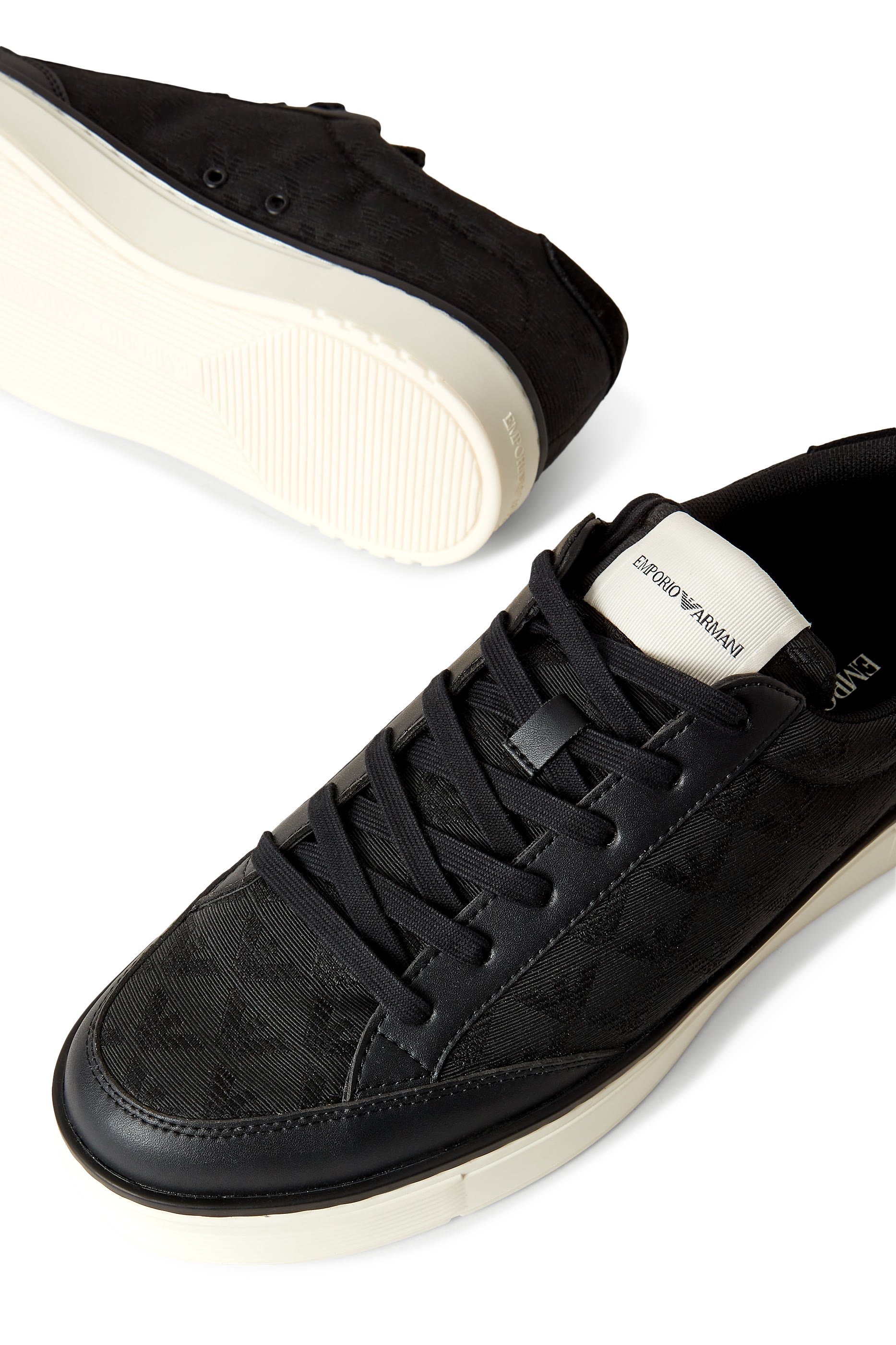 سنيكرز بشعار الماركة شمواه