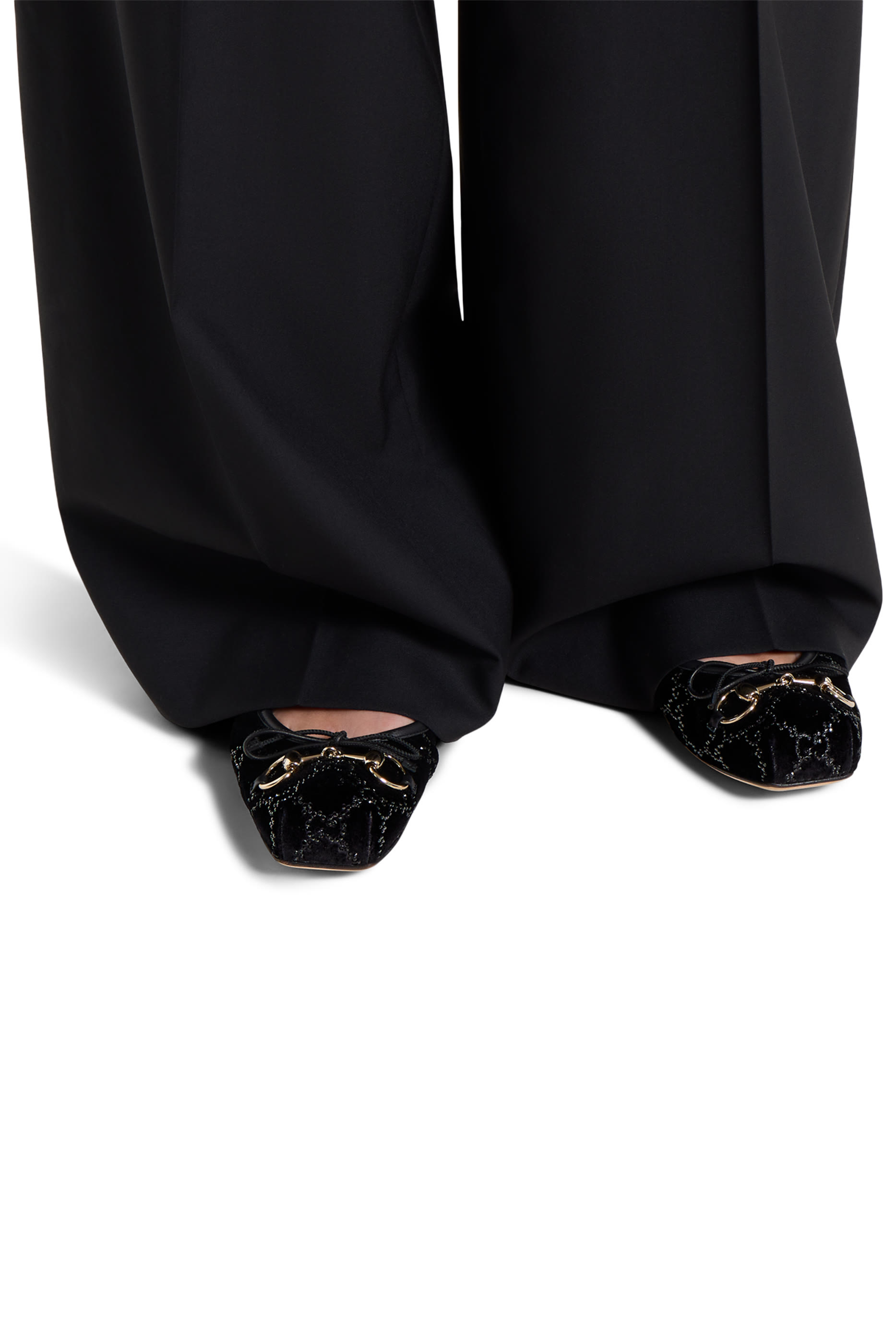 حذاء بالرينا بحلية شعار الماركة مرصعة بكريستال