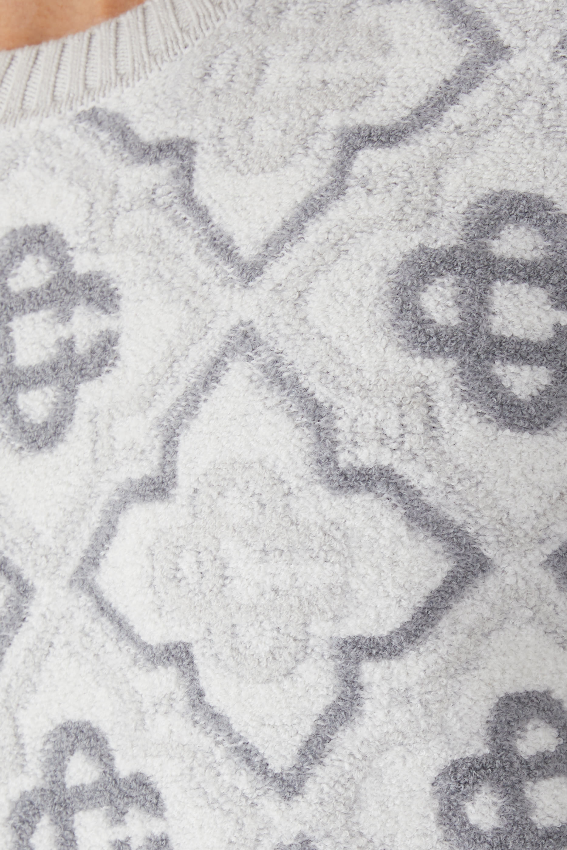 سترة منسوجة مزينة بحروف شعار الماركة