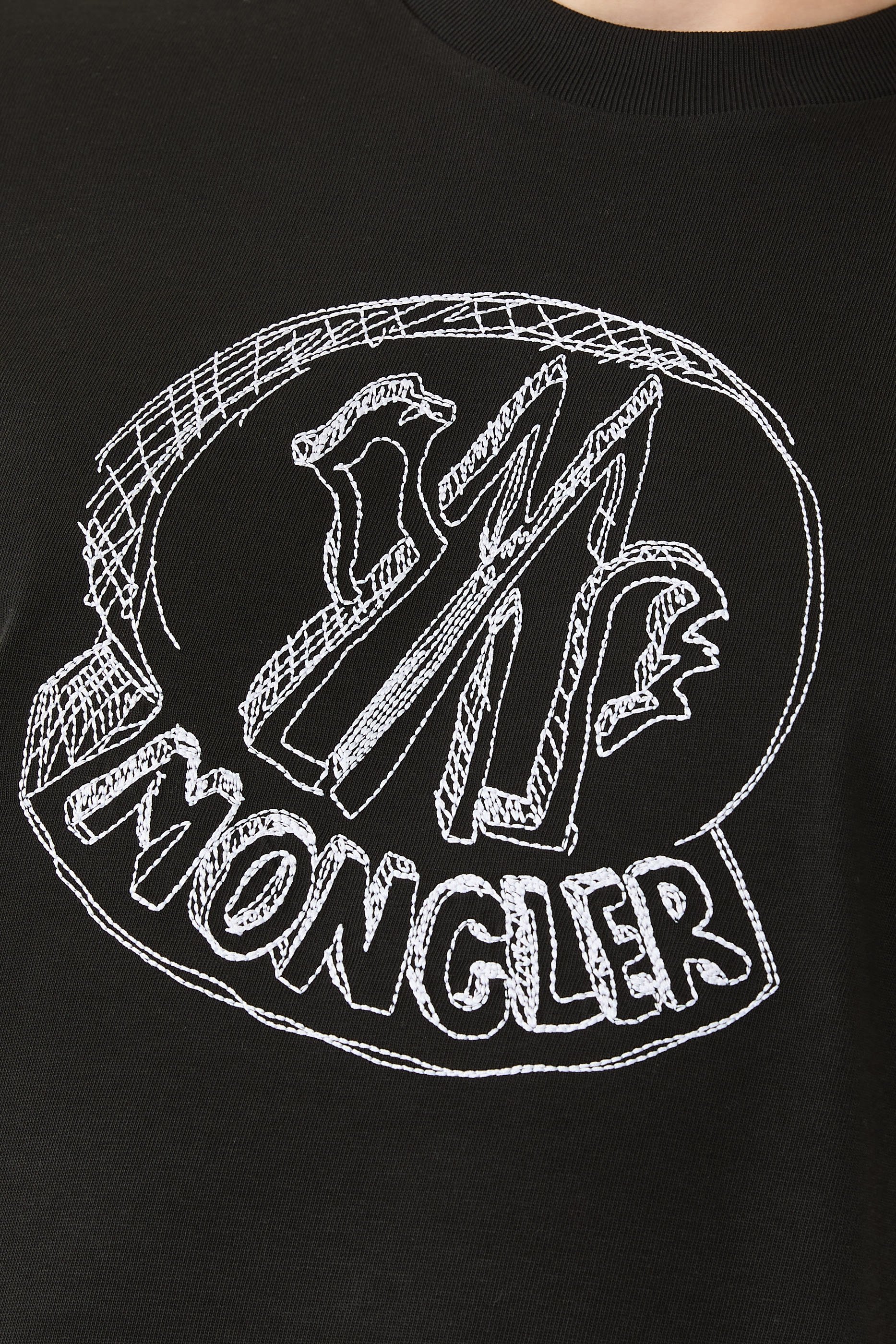 تيشيرت مطرز بشعار الماركة بتصميم تخطيطي