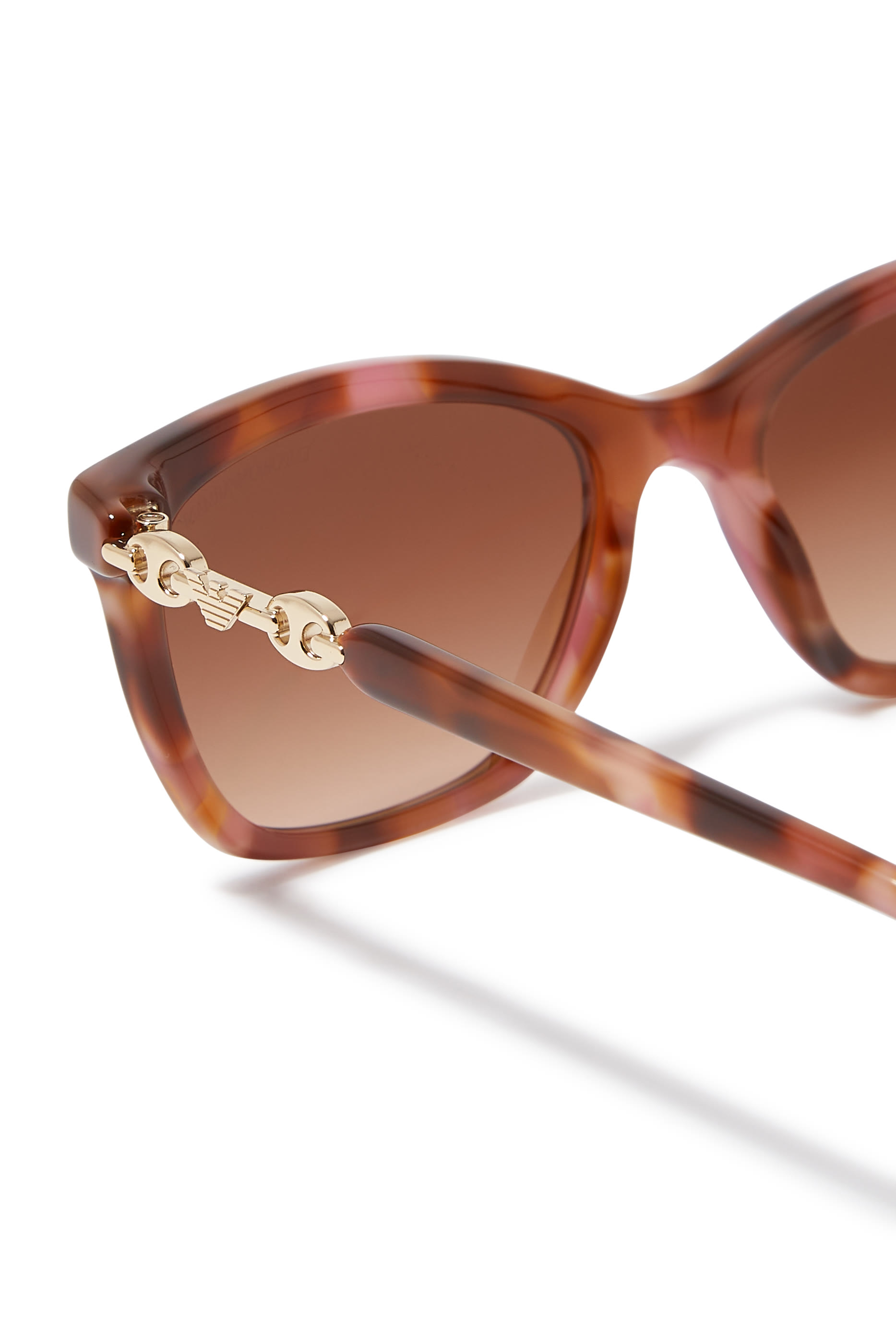 نظارة شمسية بتصميم عين القطة