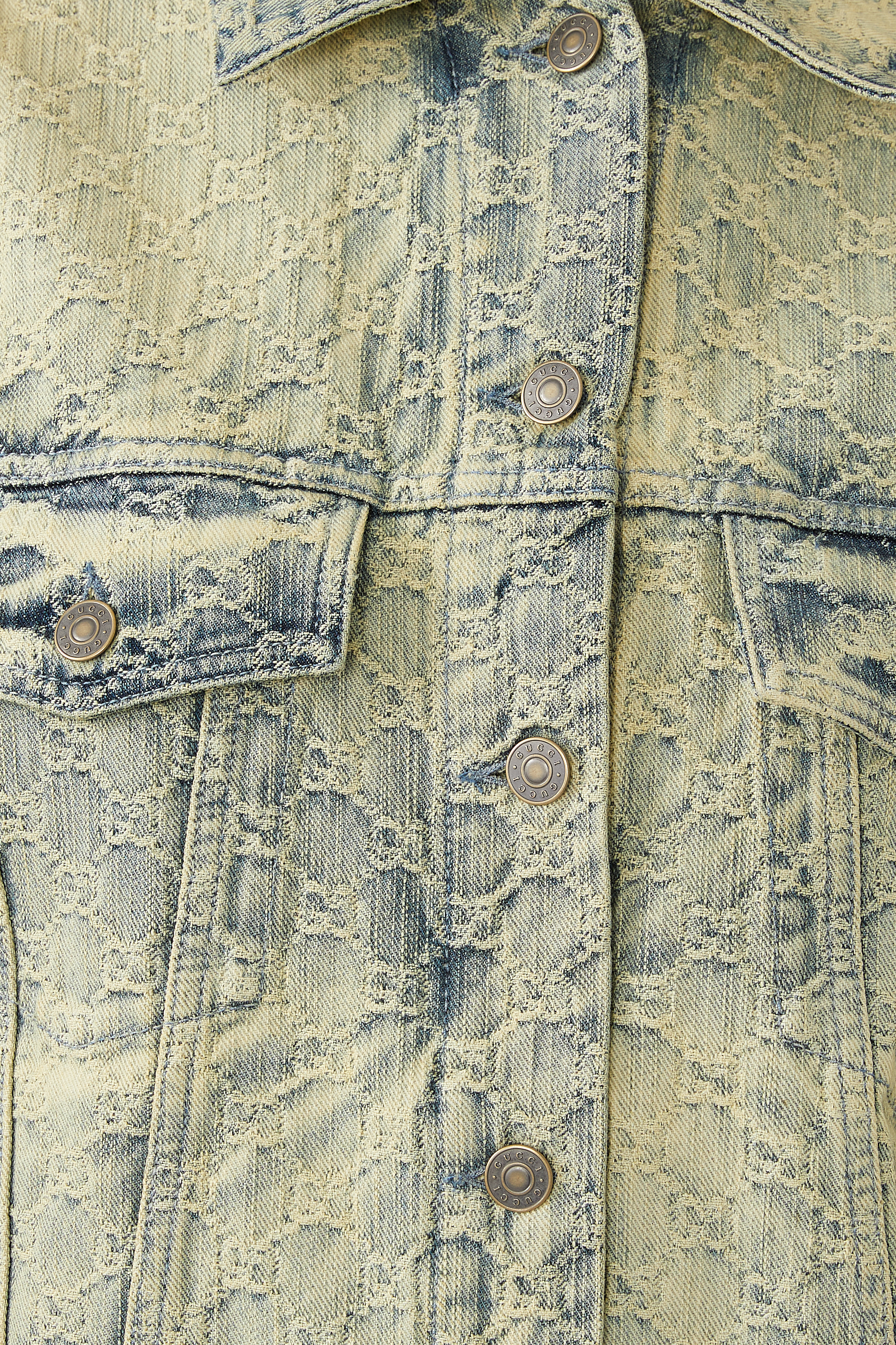 جاكيت دنيم باهت صديق للبيئة بنقشة شعار GG جاكار