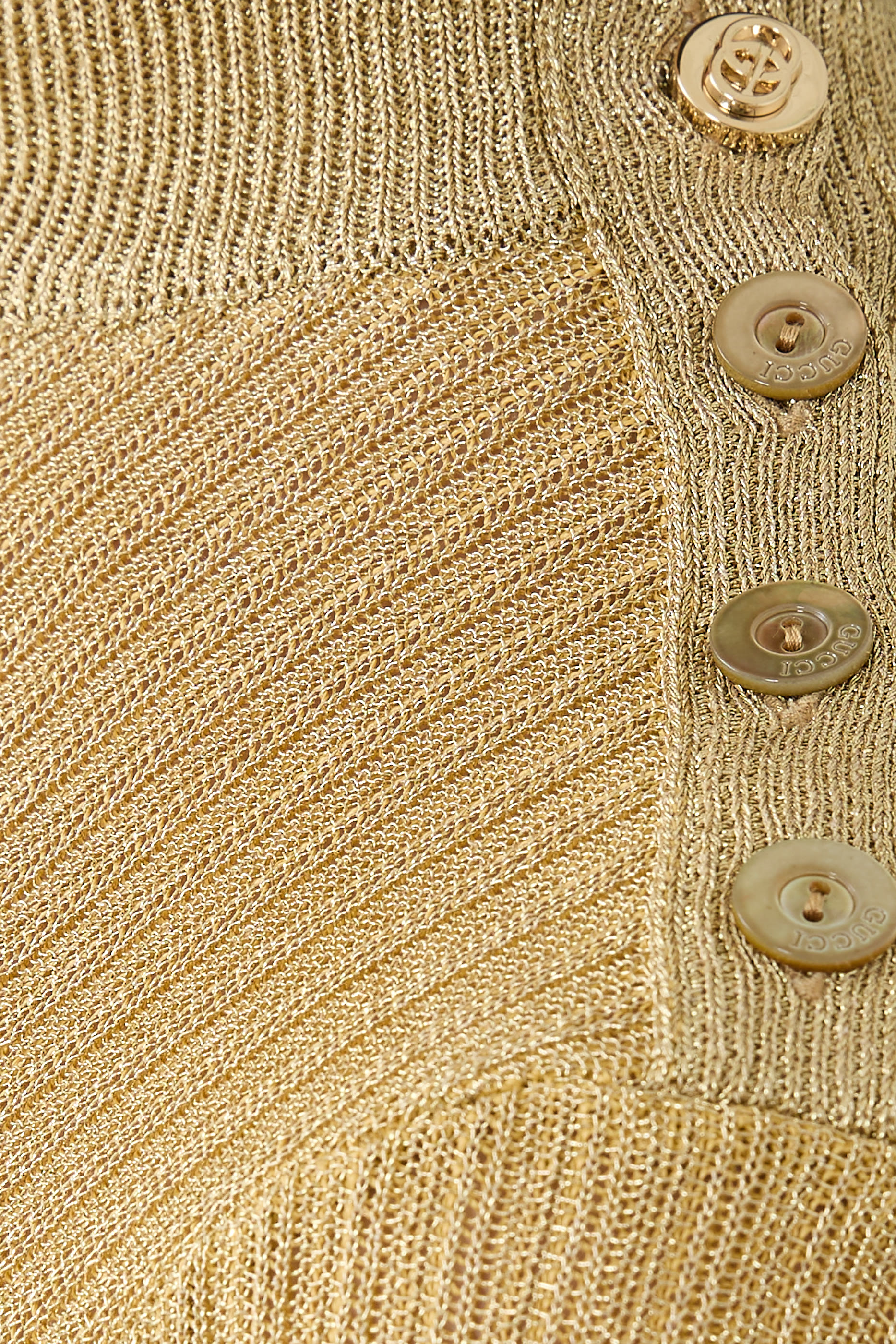 بلوزة بياقة ضيقة وأكمام طويلة