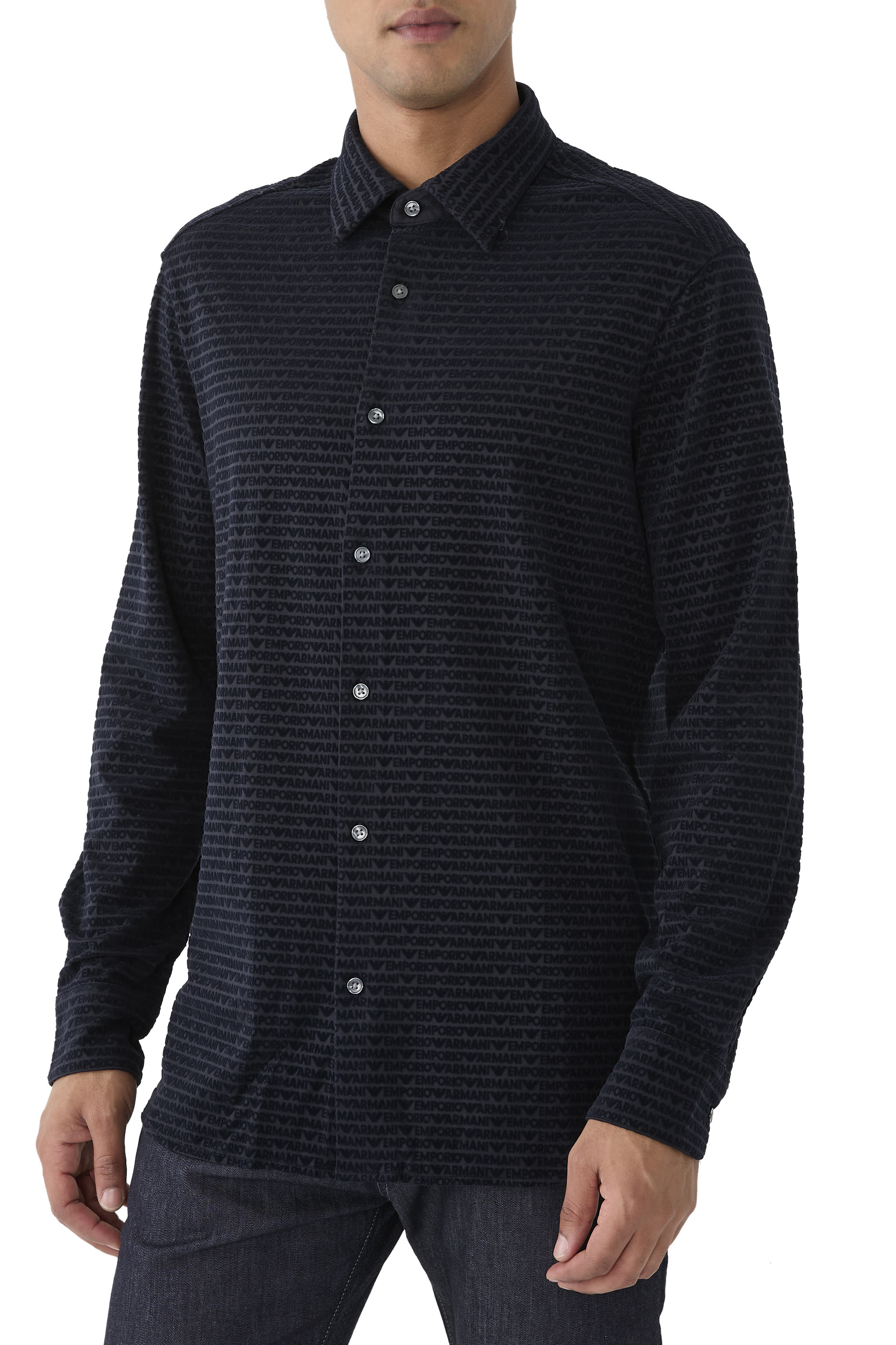 قميص بأكمام طويلة وشعار الماركة بحجم صغير