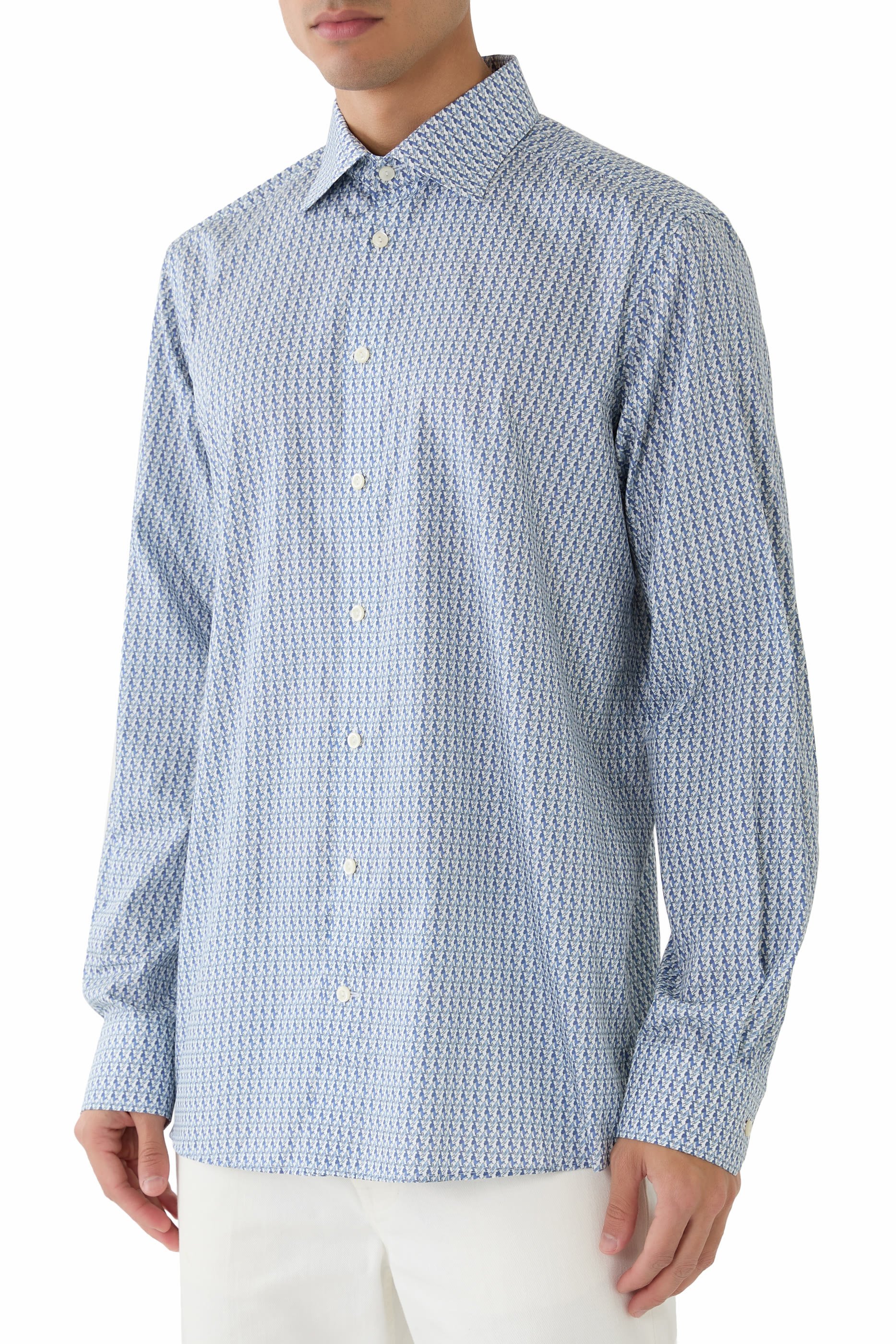 قميص بطبعة صغيرة