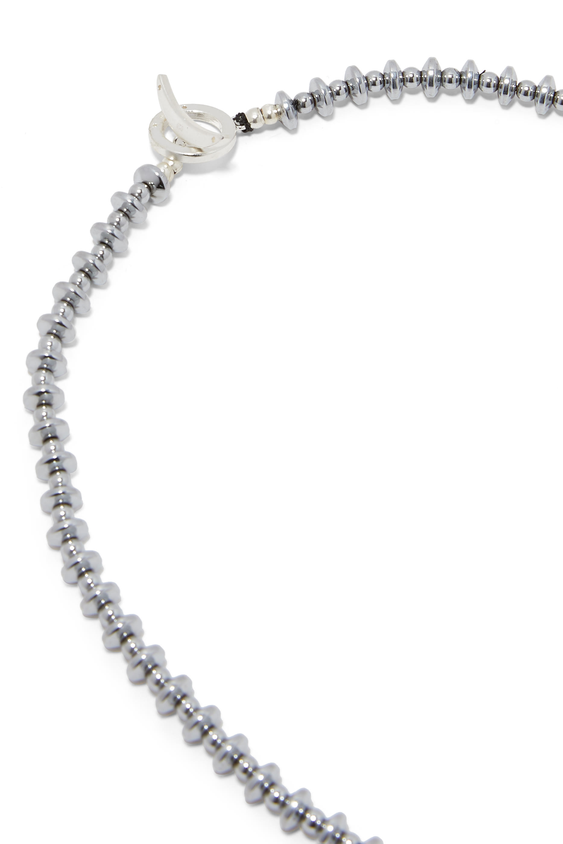 قلادة دائرية مرصعة بخرز هيماتيت