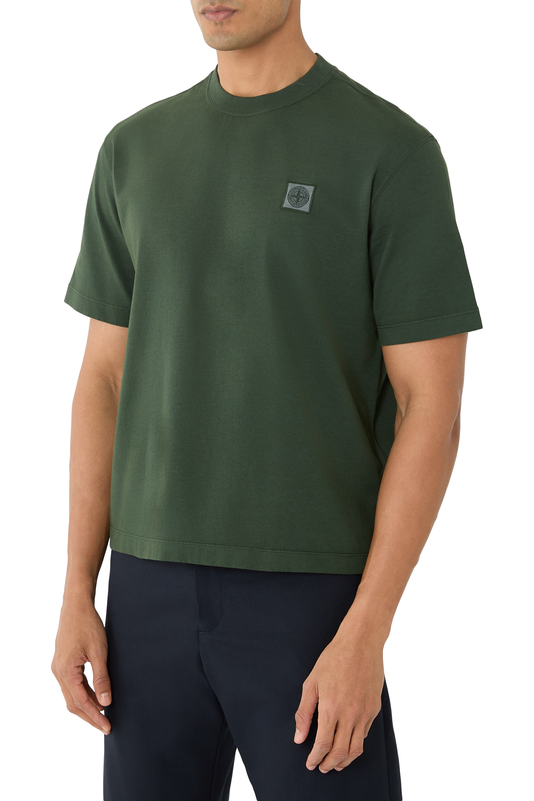 تيشيرت بأكمام قصيرة ورقعة شعار الماركة