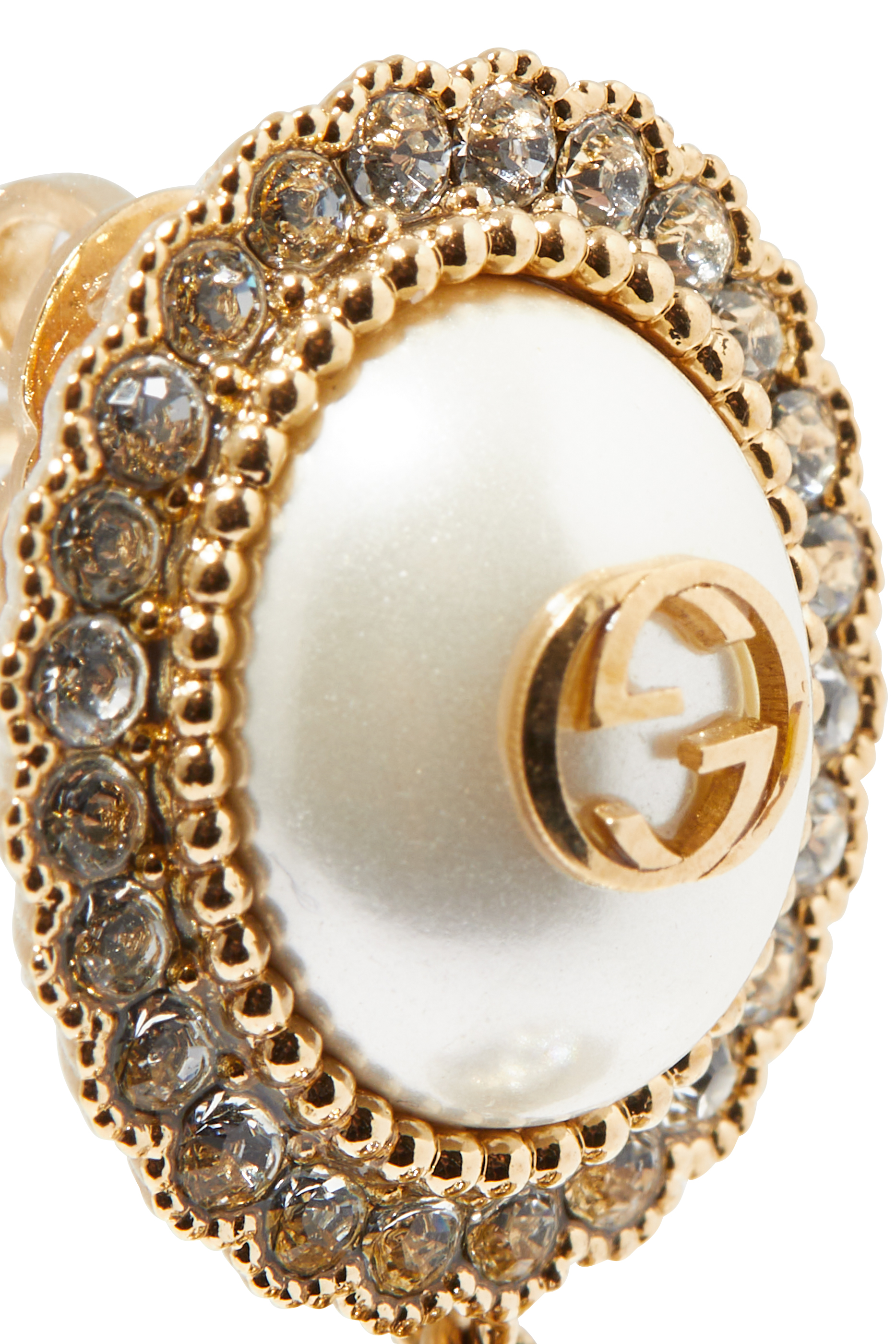 أقراط مزينة باللؤلؤ وحرفي شعار الماركة متداخلين