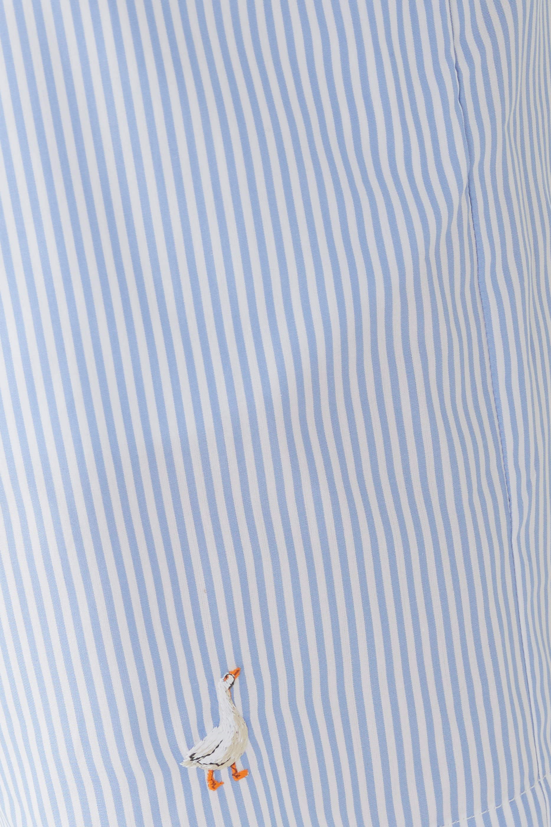 شورت مخطط بتطريز شعار الماركة