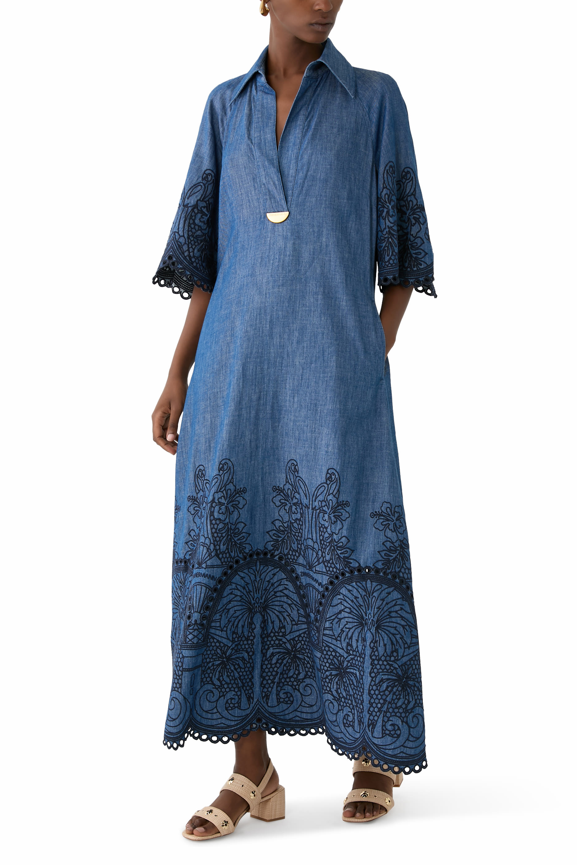 حذاء كلاسيك 55 بحلي على شكل زهور وكعب عريض