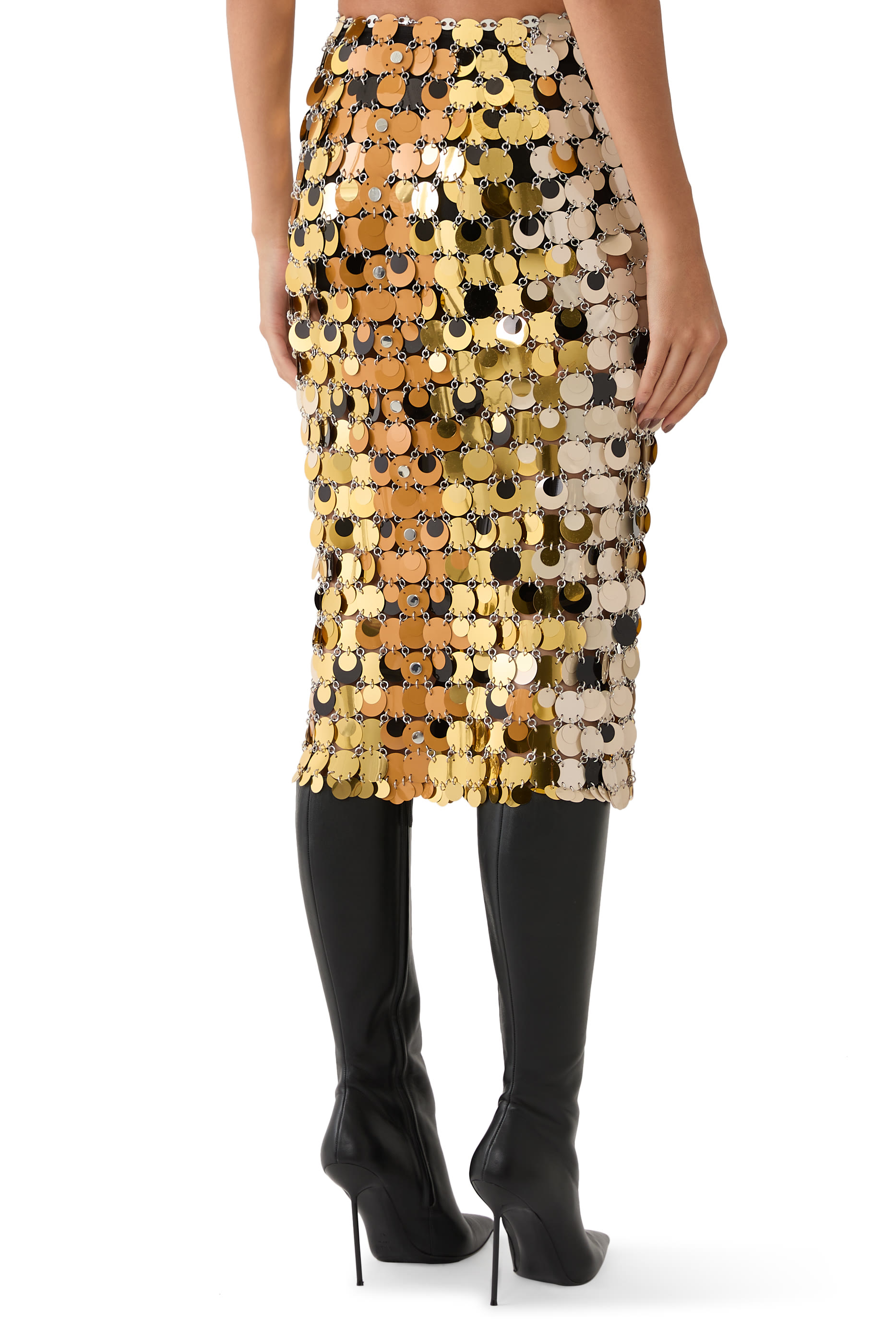 تنورة مزينة بأقراص لامعة