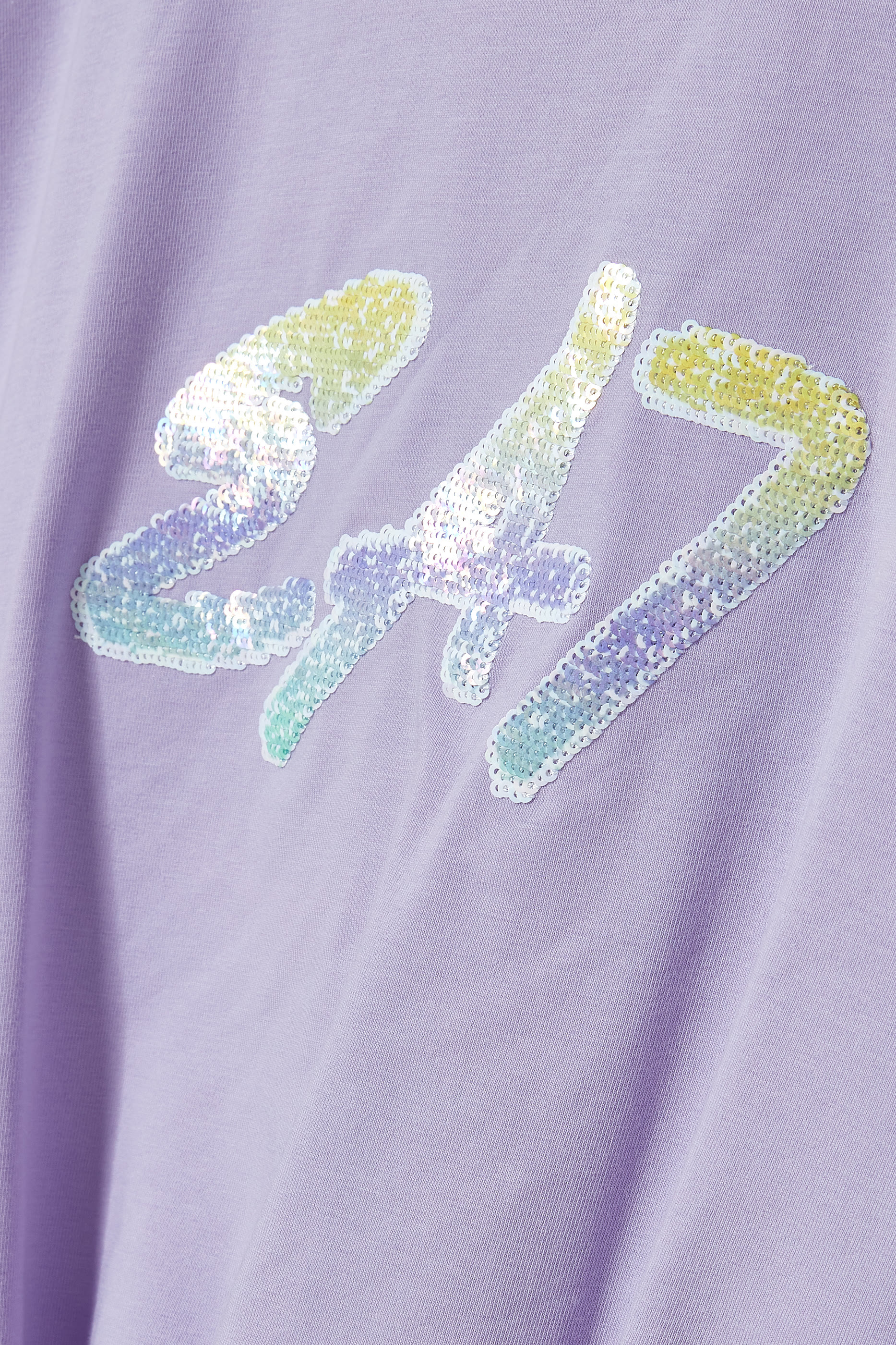 تيشيرت بشعار الماركة للأطفال