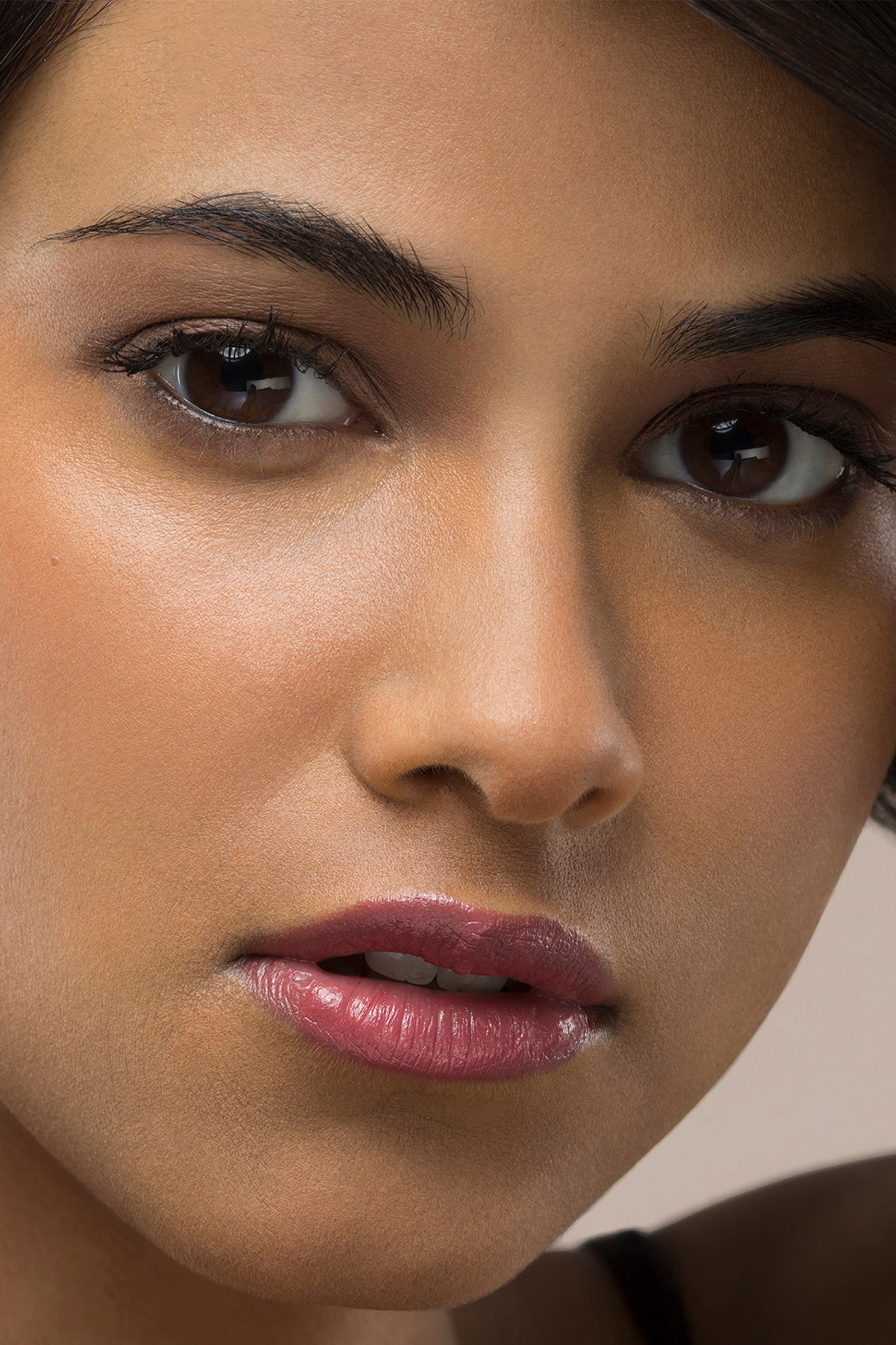 كريم أساس خفيف يدوم طويلاً