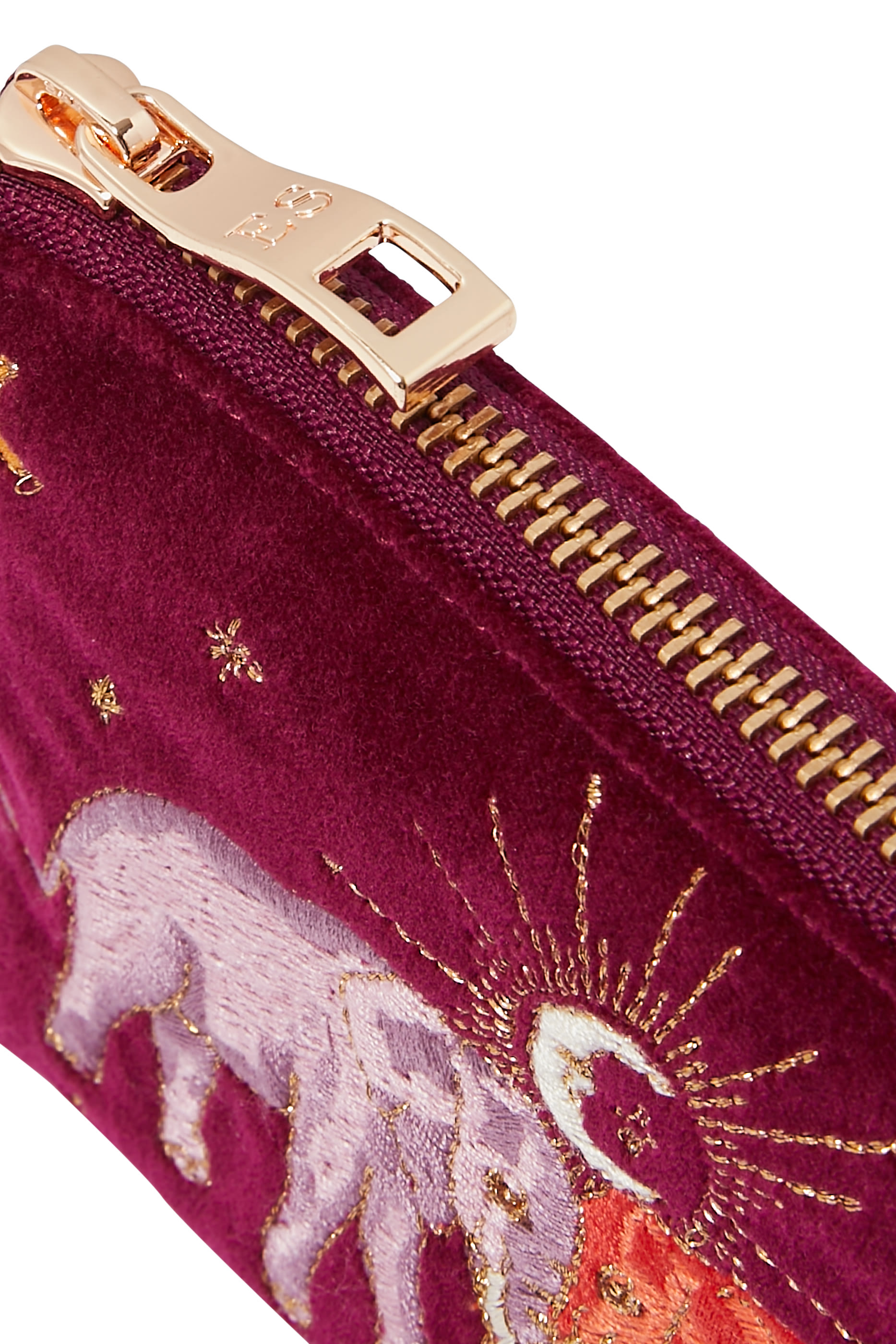 محفظة إنشانتيد بتطريزات فيلة