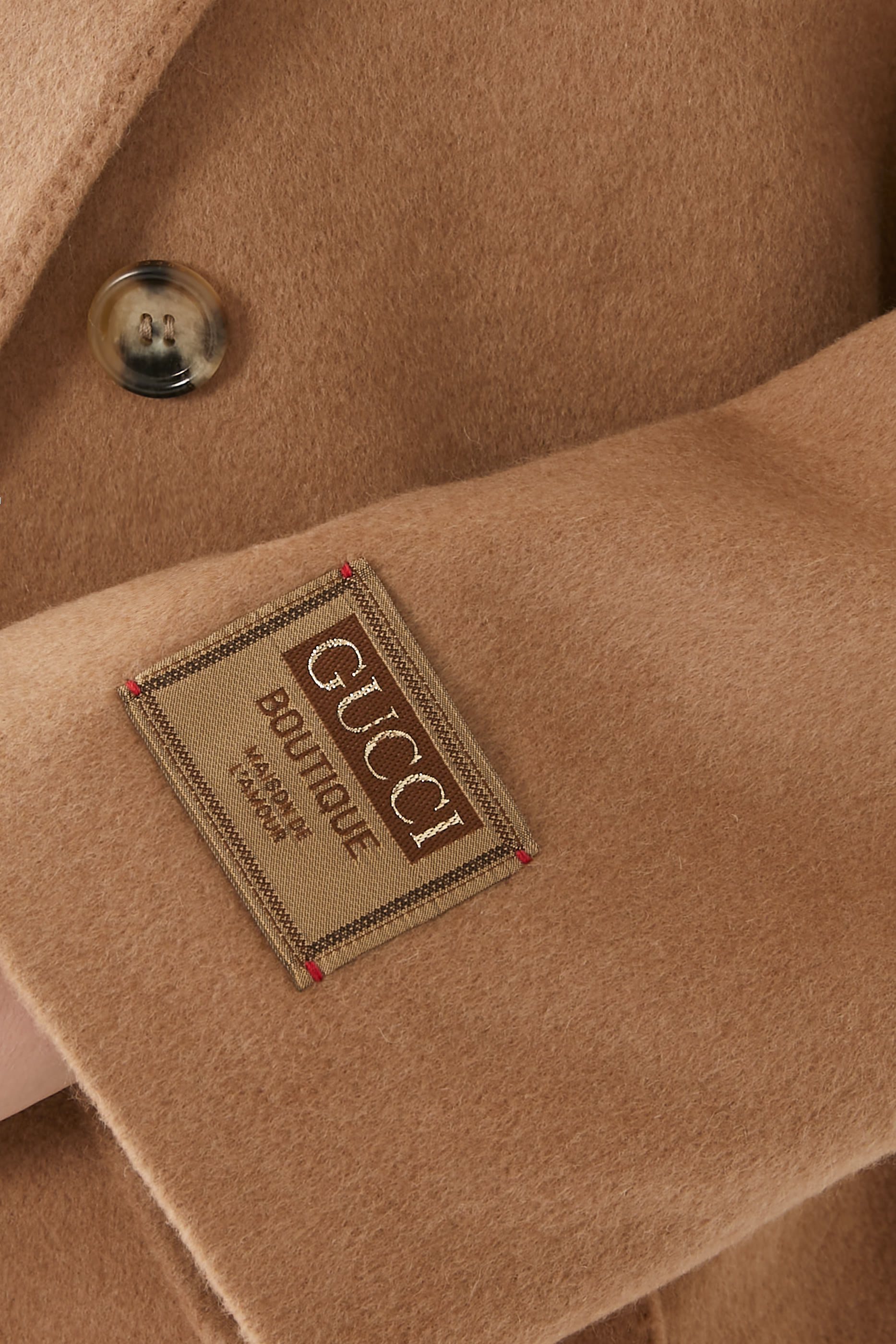 معطف بلون بني وشعار الماركة المطرز