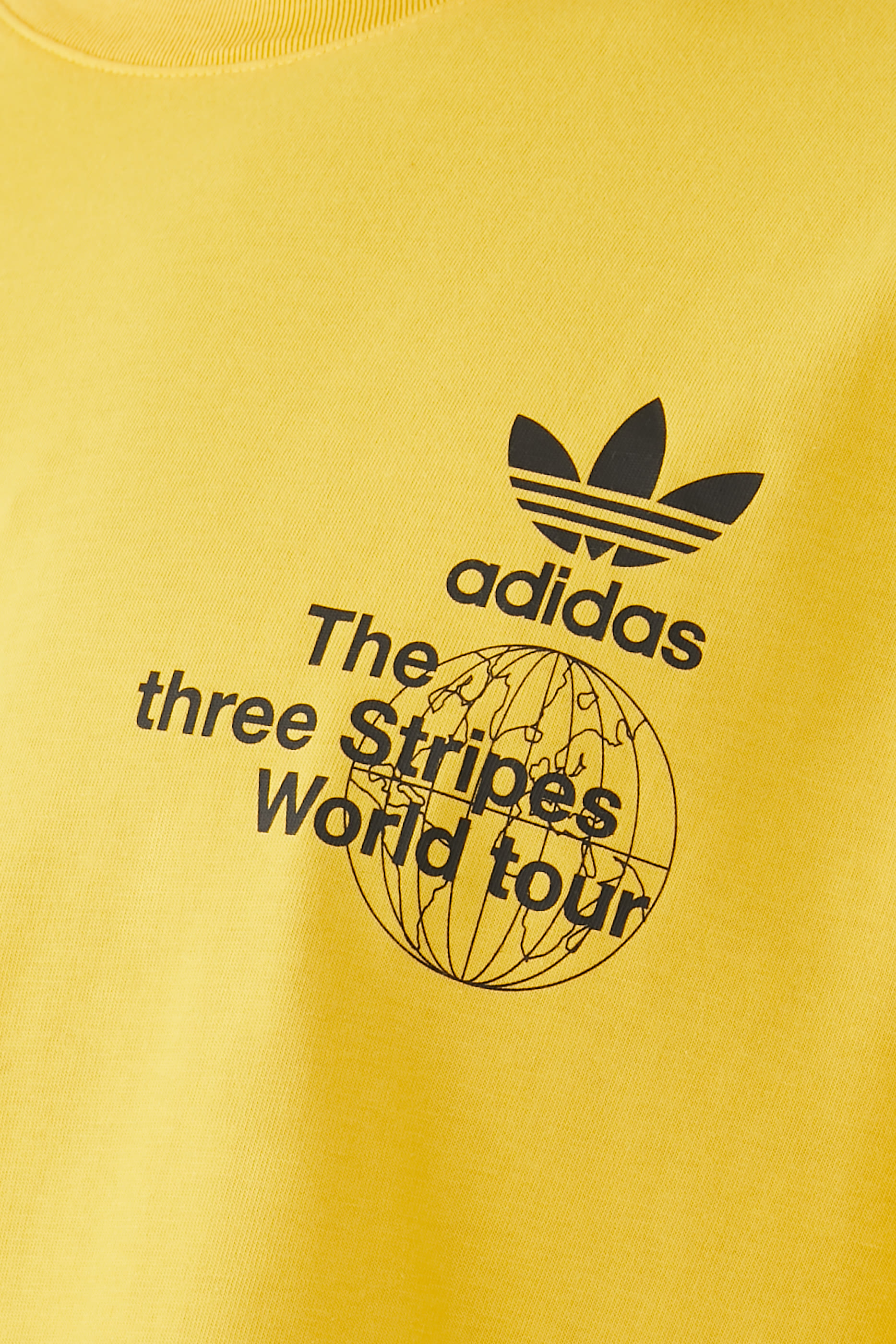 تيشيرت بأكمام قصيرة وطبعة شعار الماركة غرافيكية