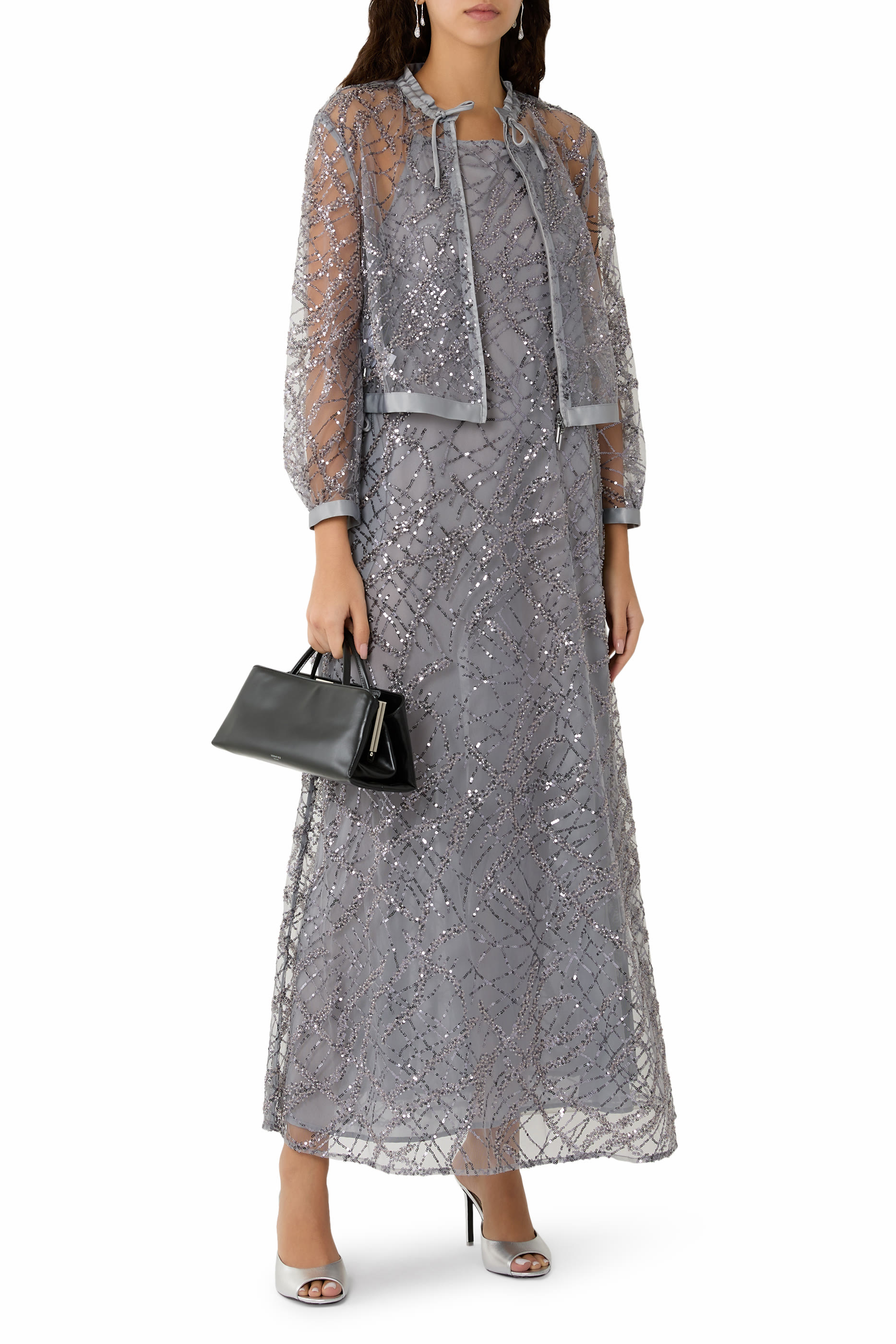 فستان طويل تول