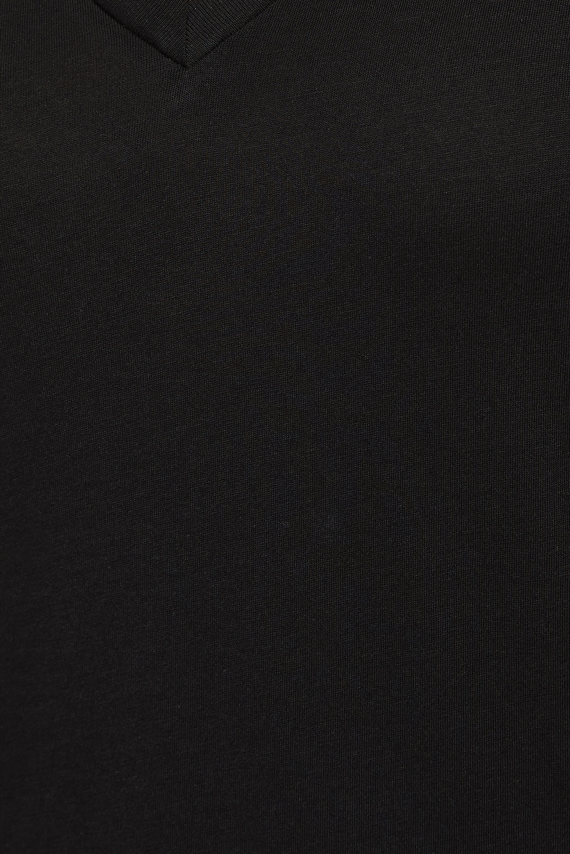 تي شيرت بفتحة رقبة V