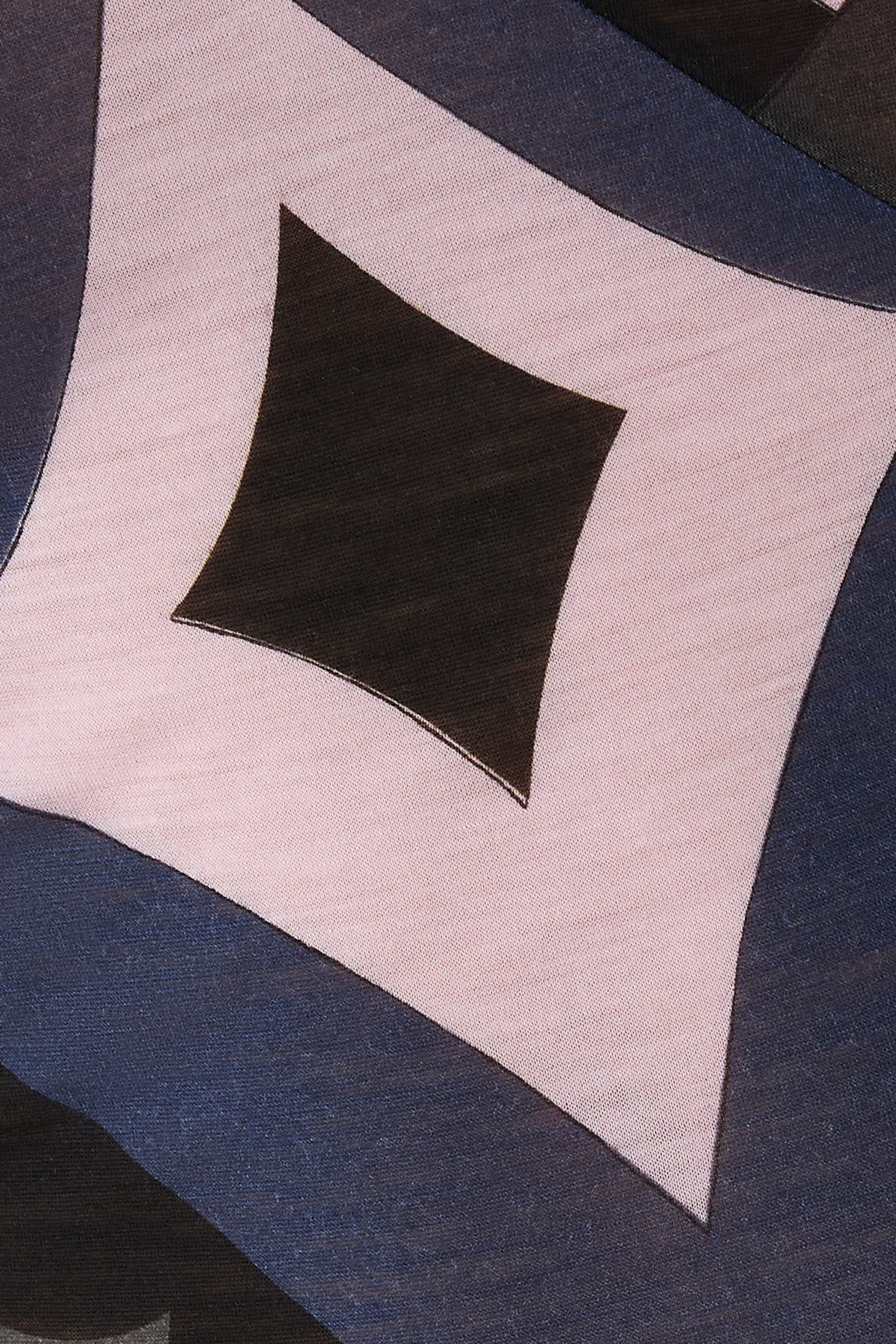 فستان بياقة V ونقشة ايريد