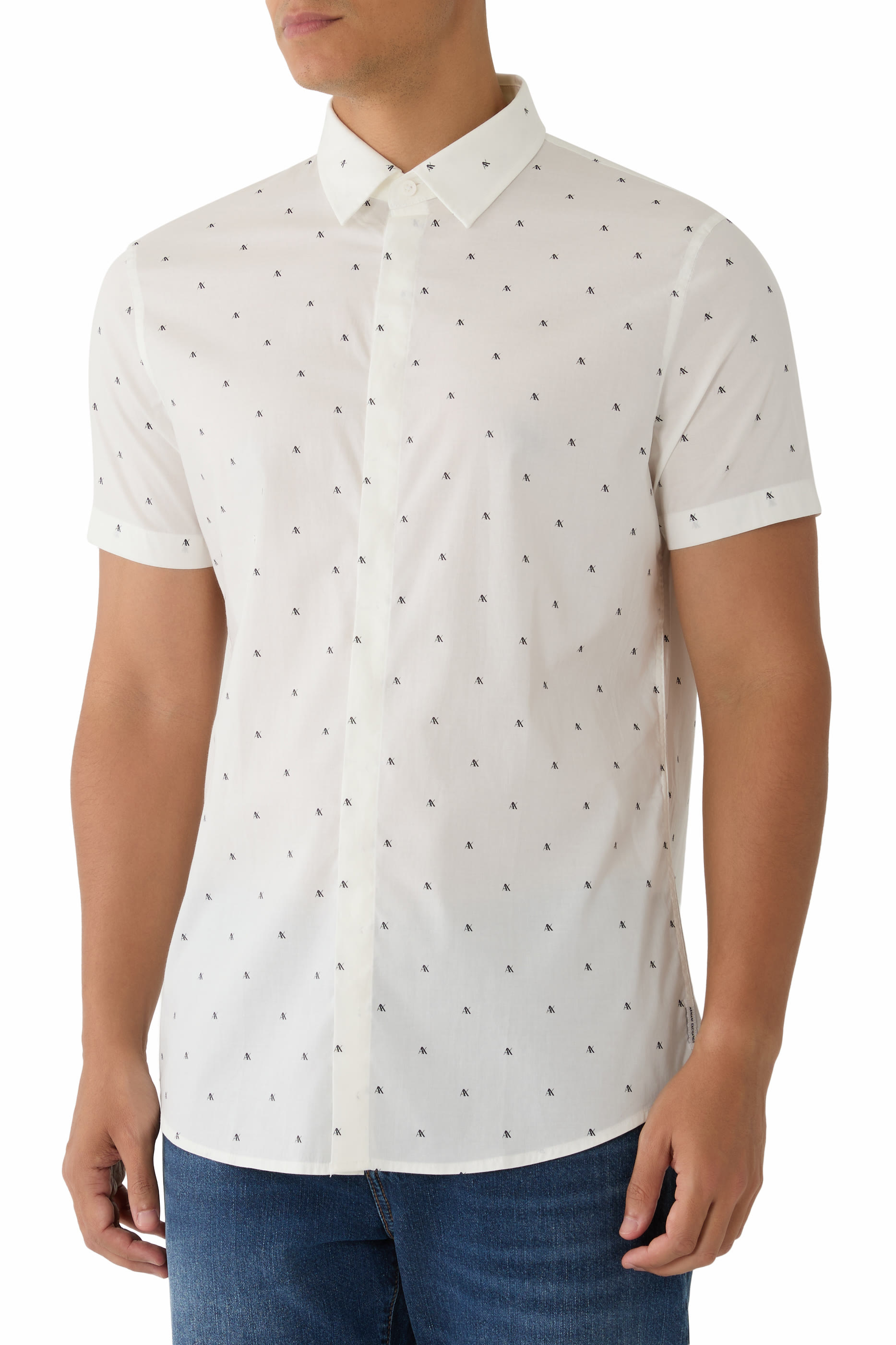 قميص بقصة ضيقة بأكمام قصيرة