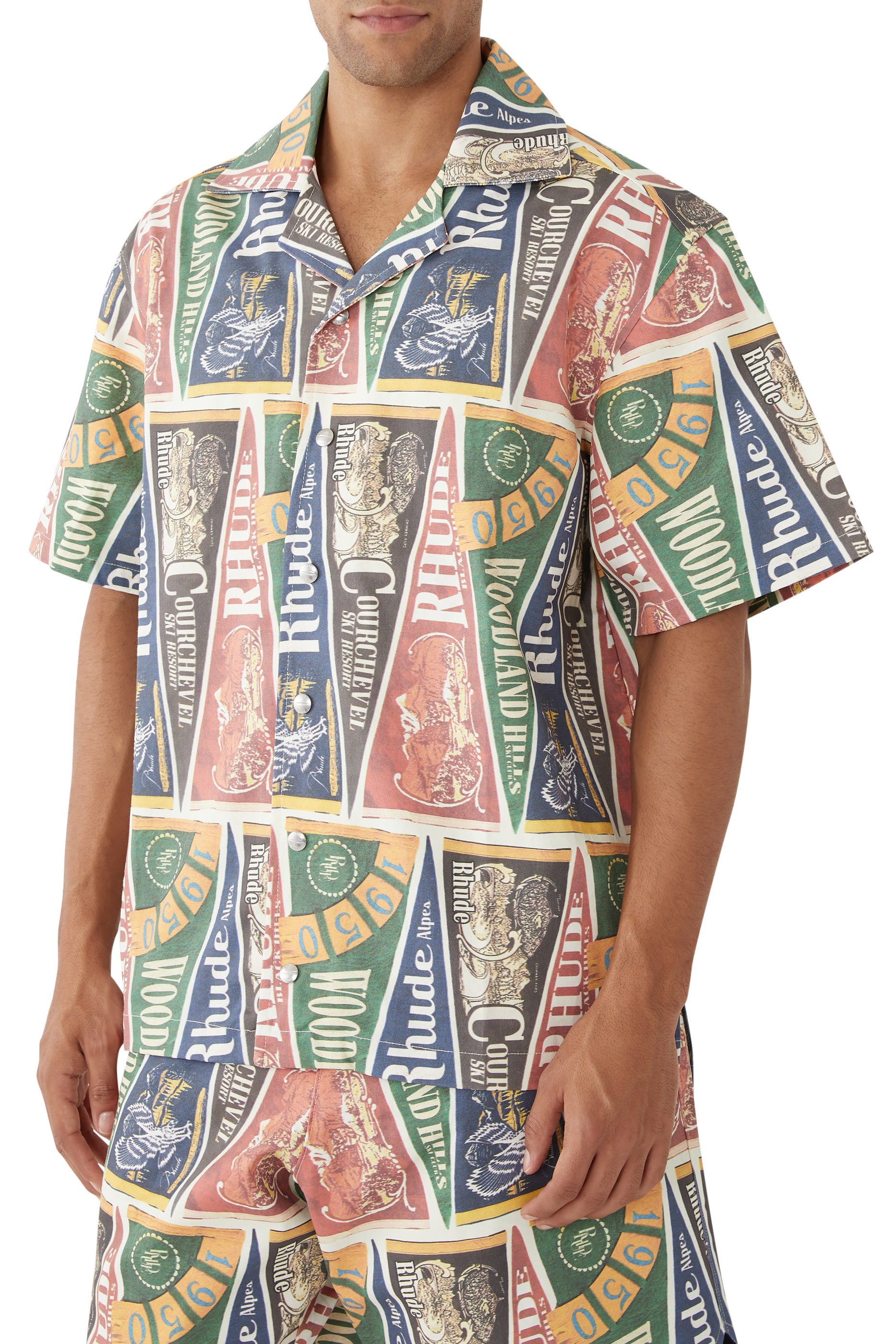 قميص بشعار جامعي وإغلاق مغناطيسي