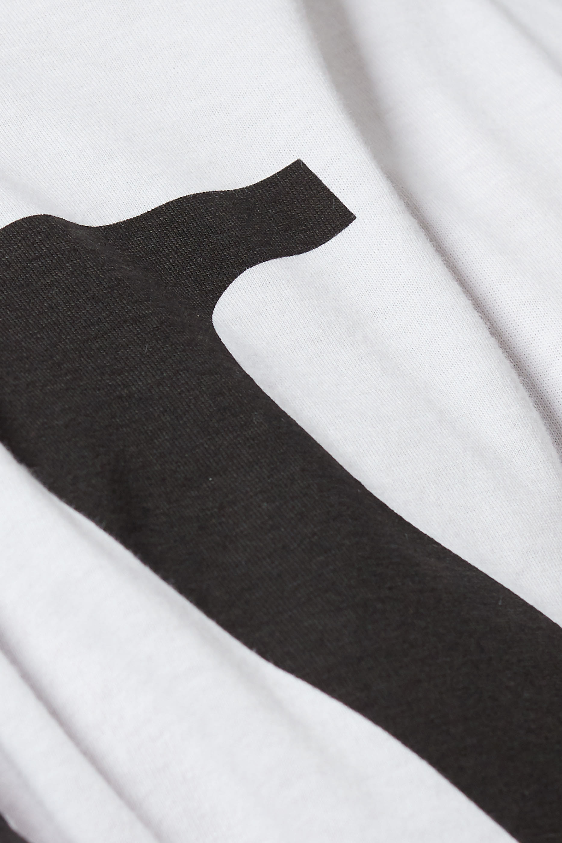 تي شيرت فالنتينو غارفاني بطبعة شعار V