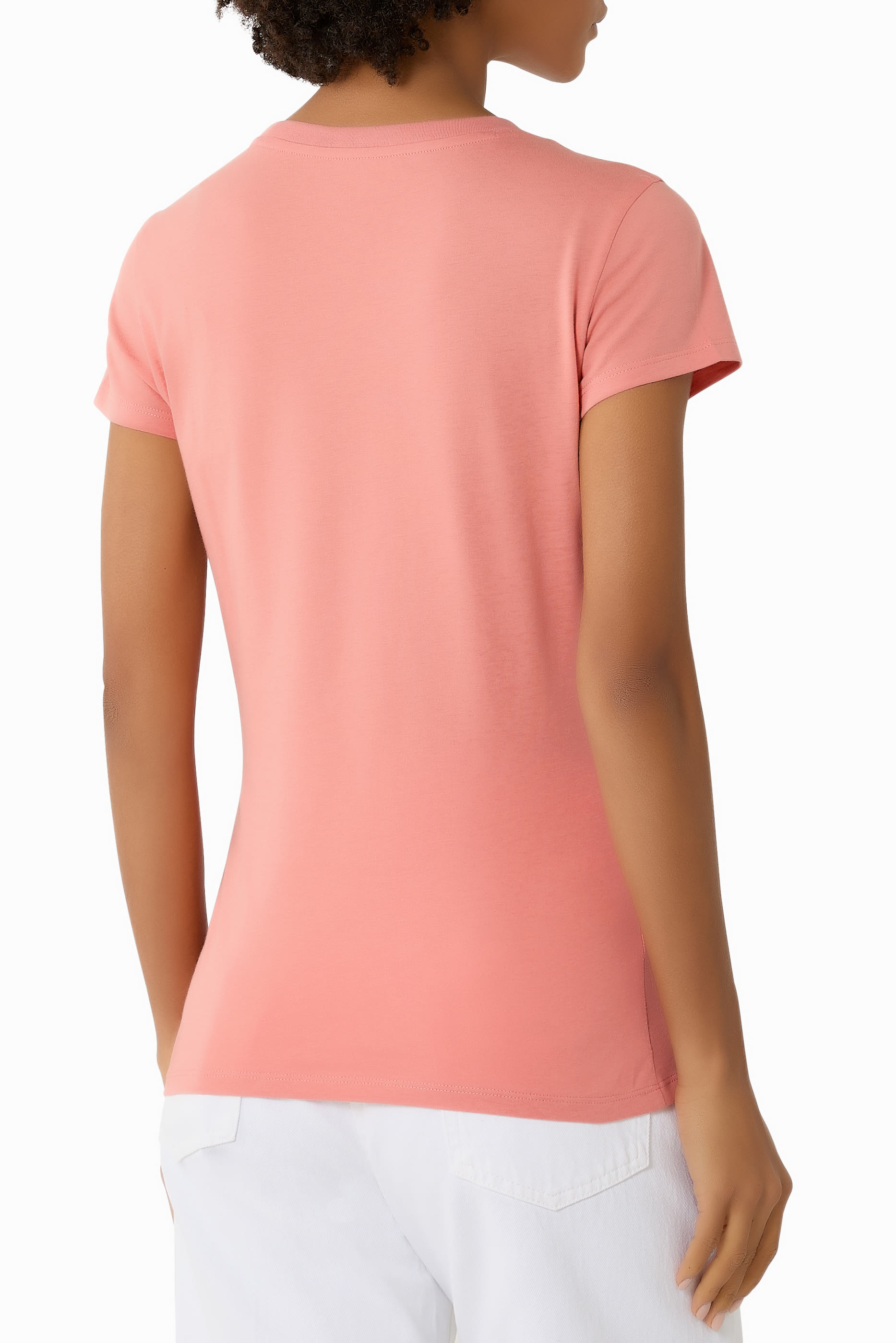 تيشيرت بأكمام قصيرة وشعار الماركة