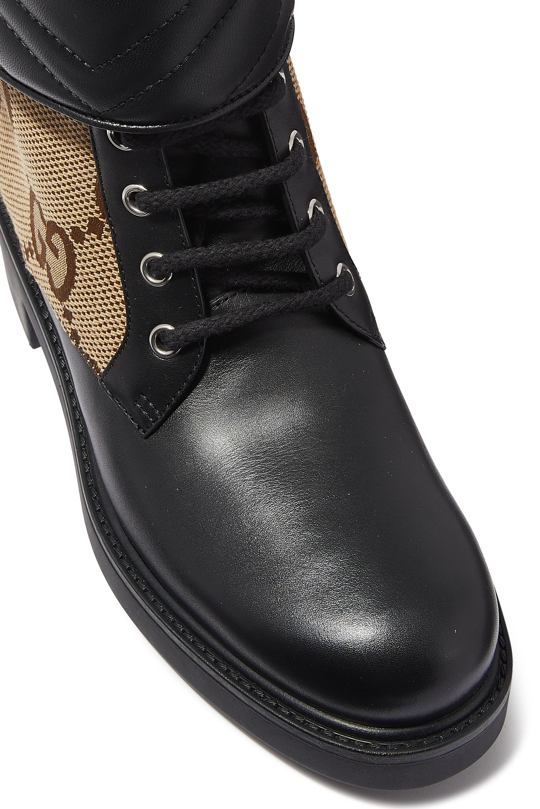 حذاء بوت بطول الكاحل بشعار حرفي GG