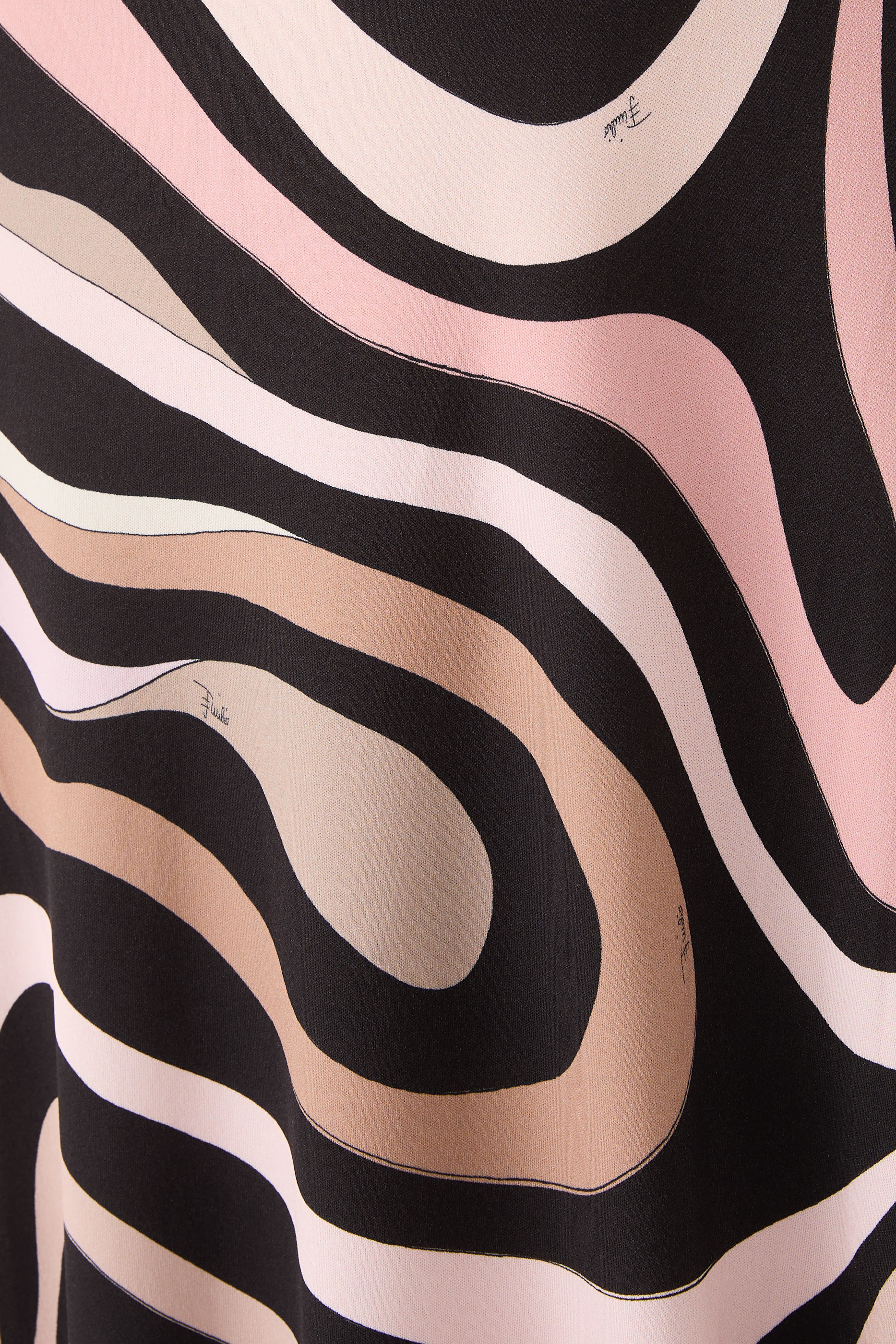 فستان طويل بطبعة ايرايد وكاب