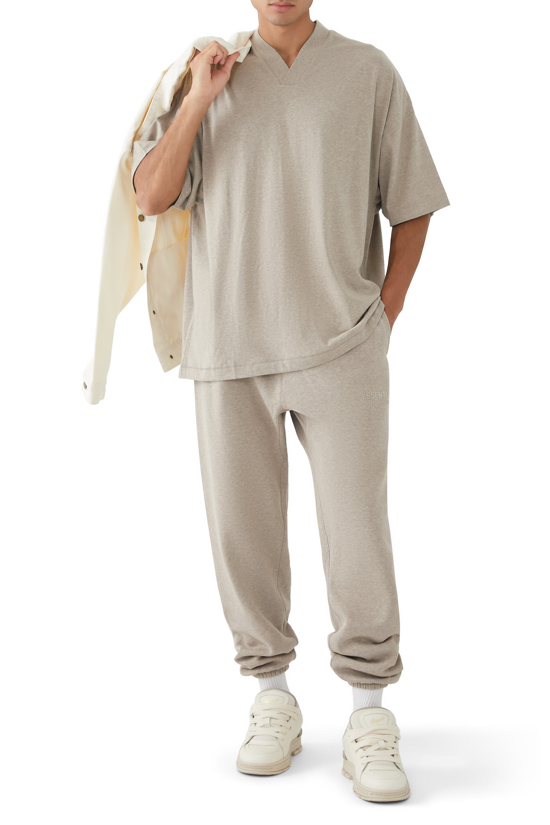 تيشيرت بياقة على شكل حرف V بشعار الماركة 