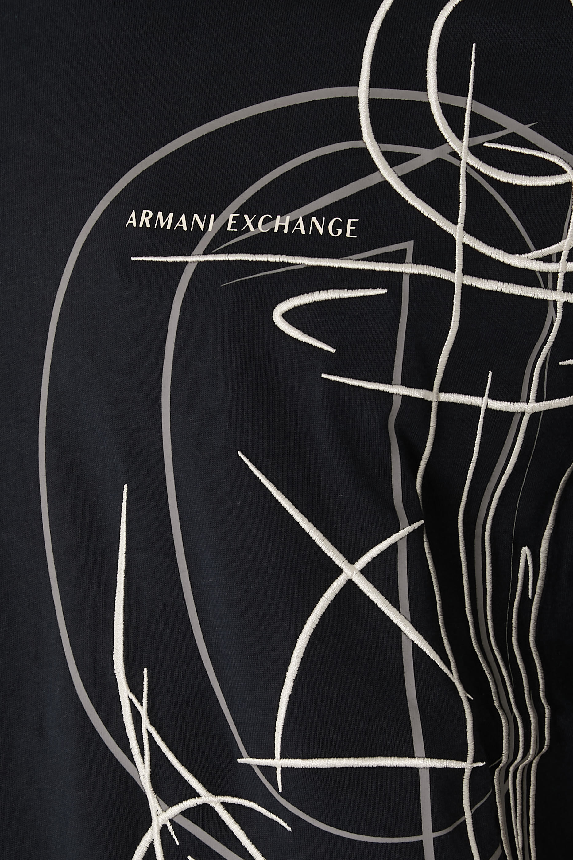 تيشيرت مزين بطبعة بشعار الماركة على الصدر الجانبي