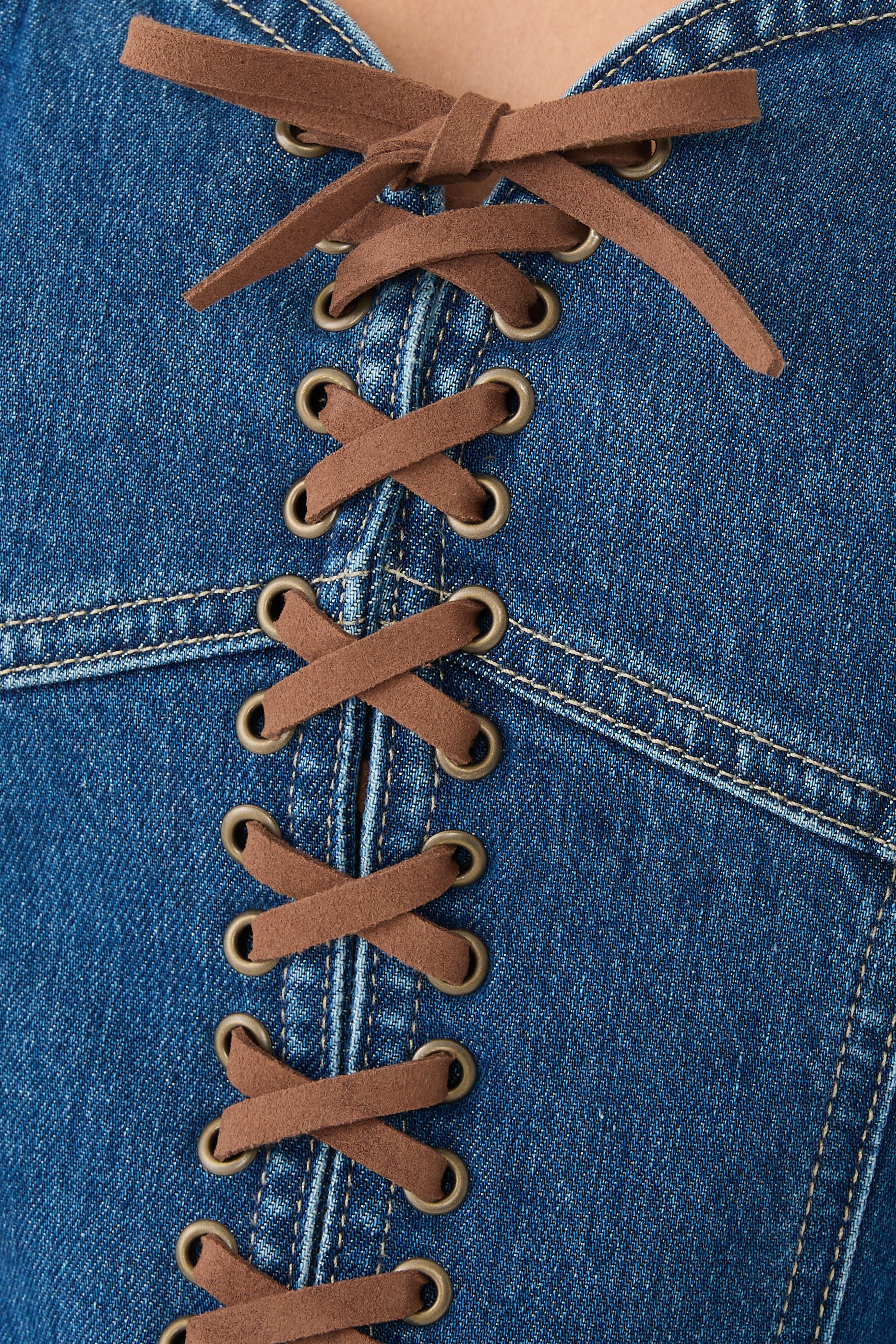 بلوزة نايلي دنيم بنمط مشد