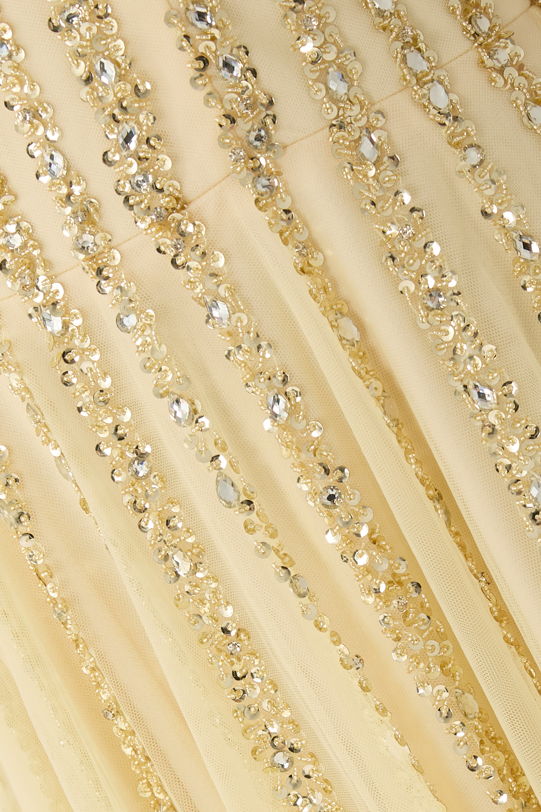 فستان سهرة بلا أكمام مطرز