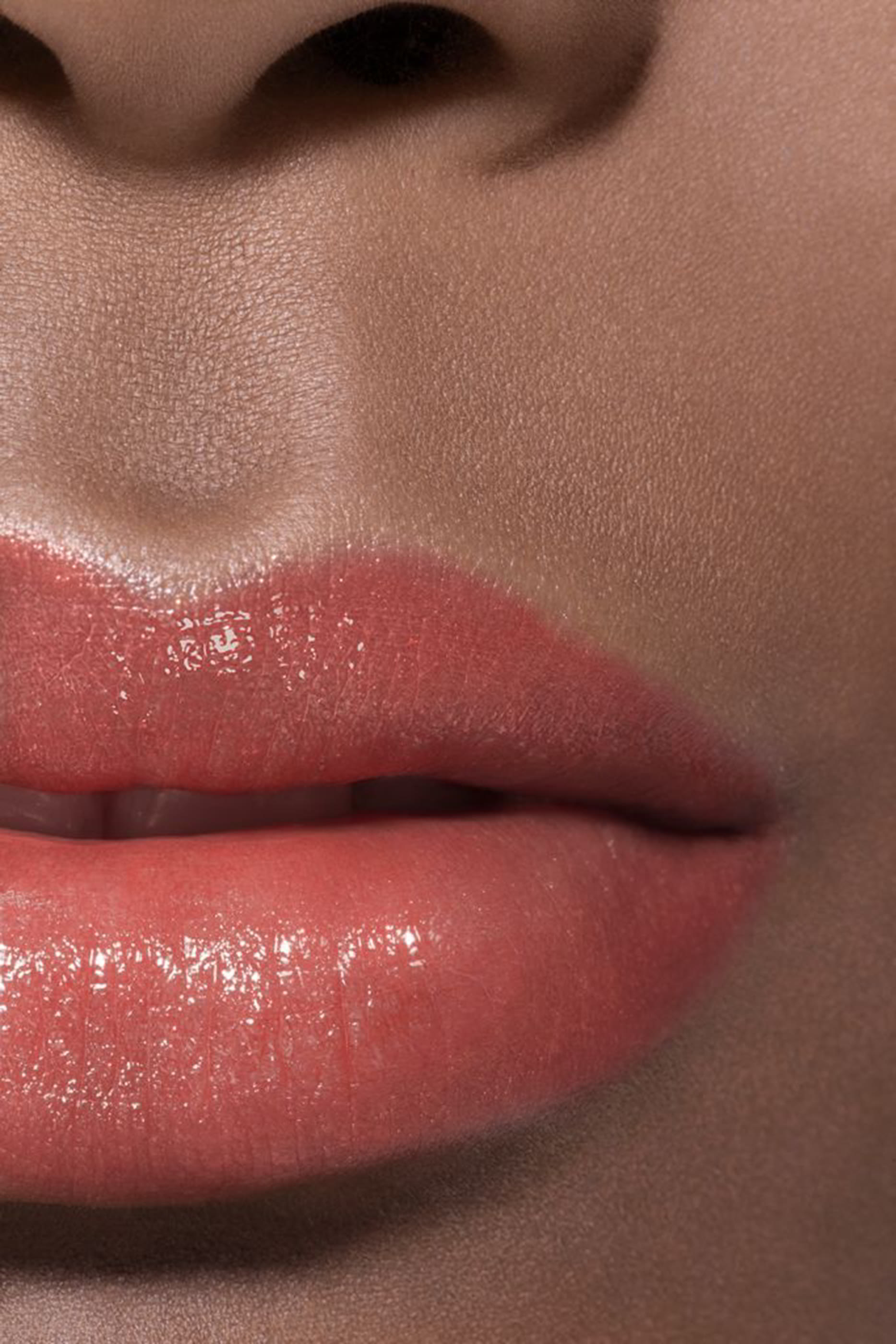 CHANEL ROUGE COCO BAUME بلسم بأصباغ مرطّب، بكثافة قابلة للزيادة لشفاه أكثر جمالًا يومًا بعد يوم.