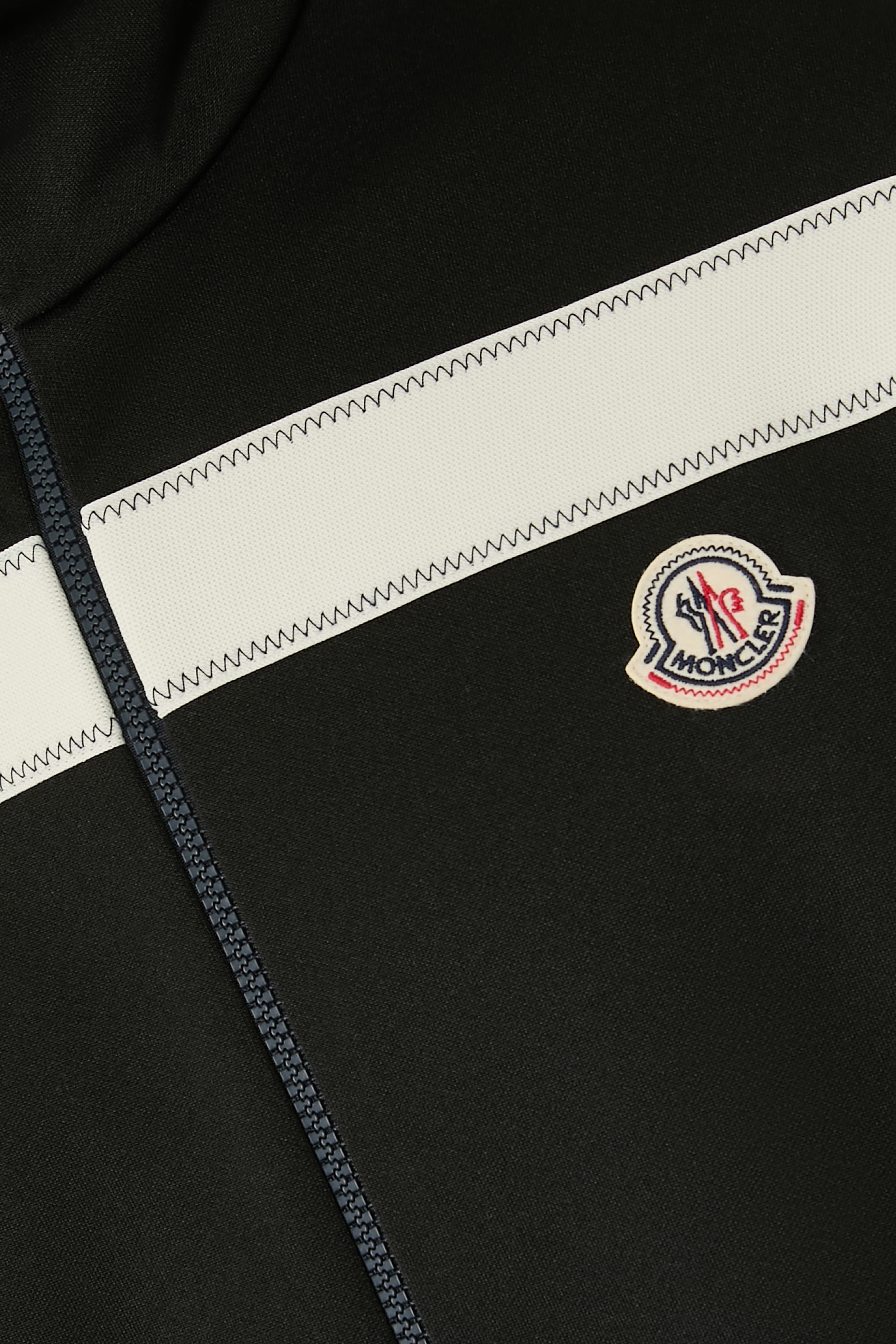 جاكيت رياضي بأجزاء بلون مغاير