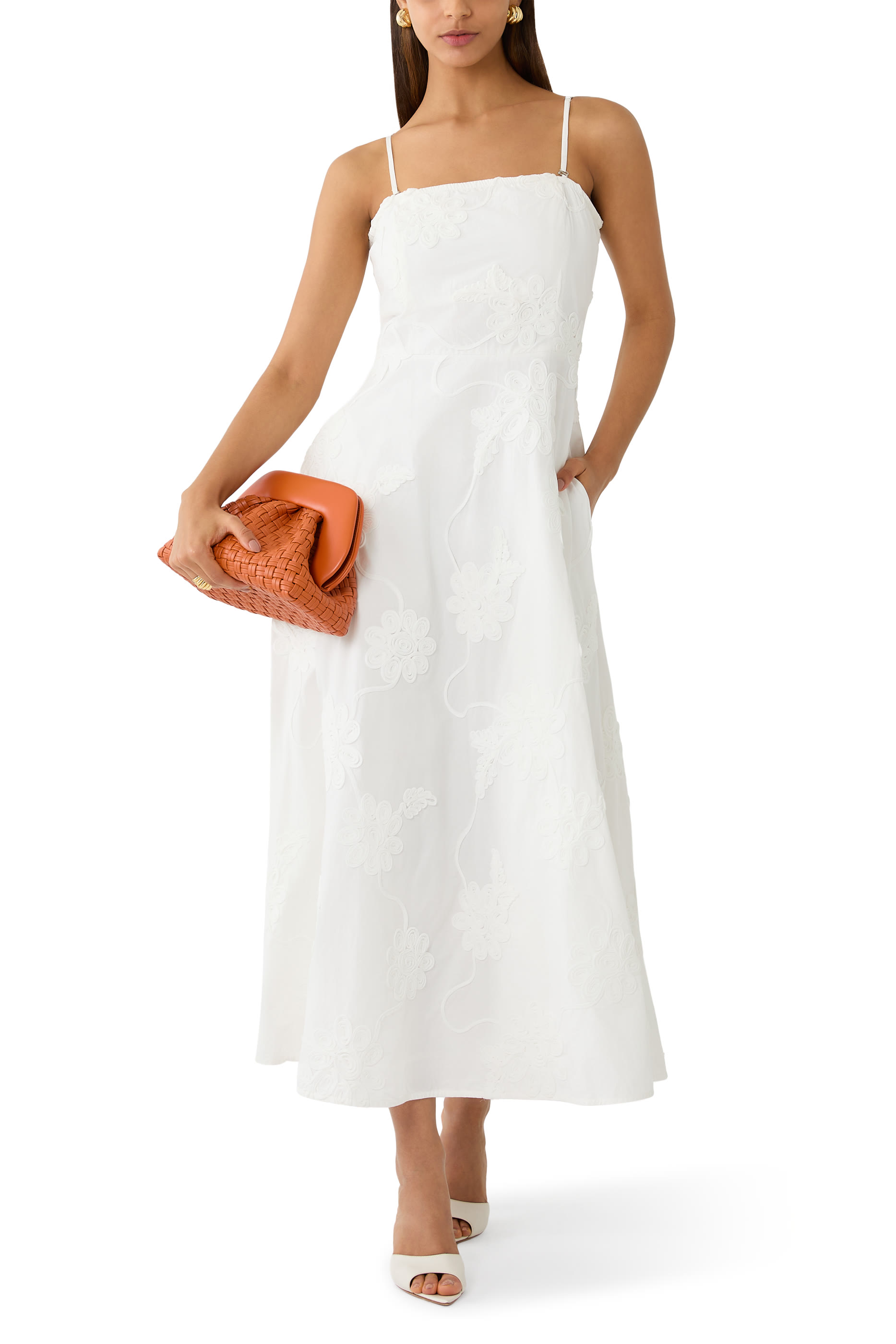 فستان بتطريزات زهور