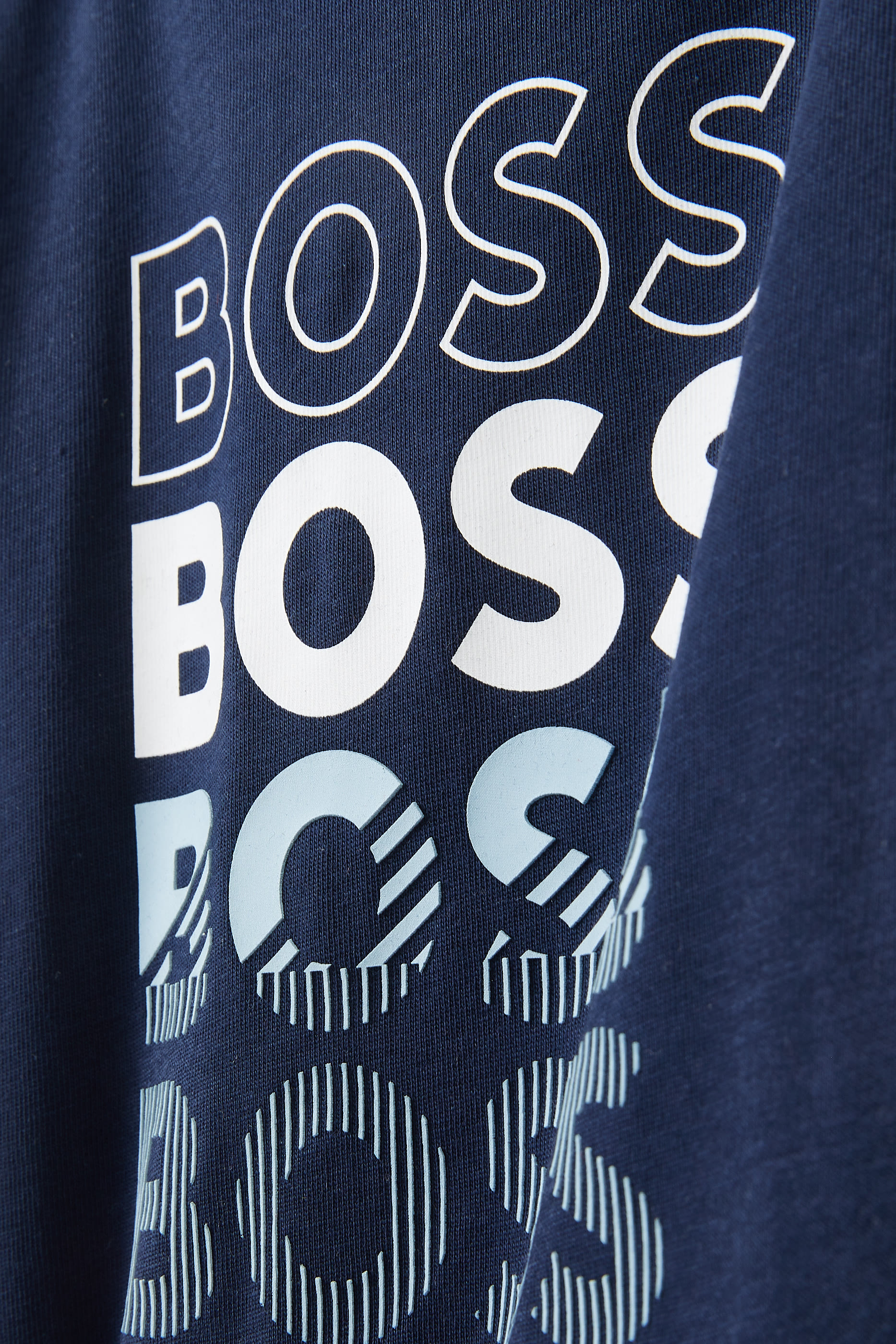 تيشيرت بطبعات شعار الماركة