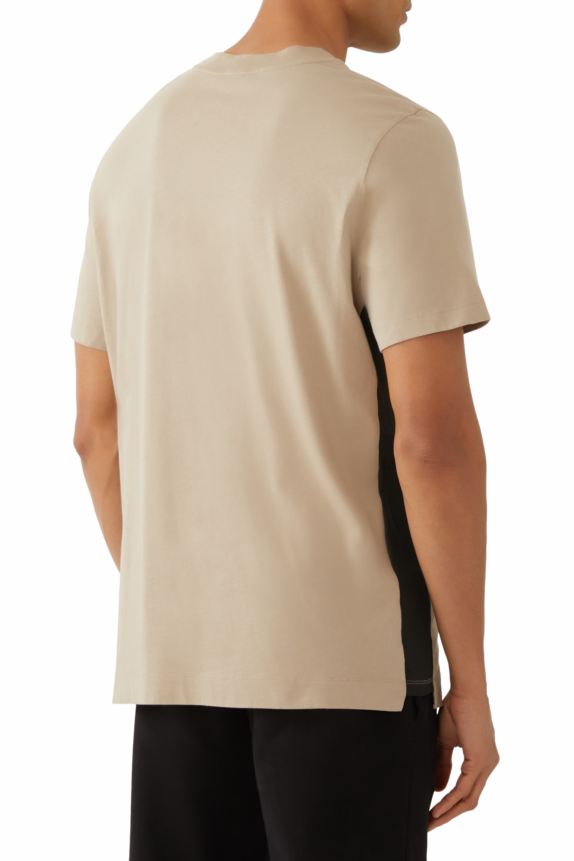 تيشيرت بياقة ضيقة ونقشة شعار الماركة